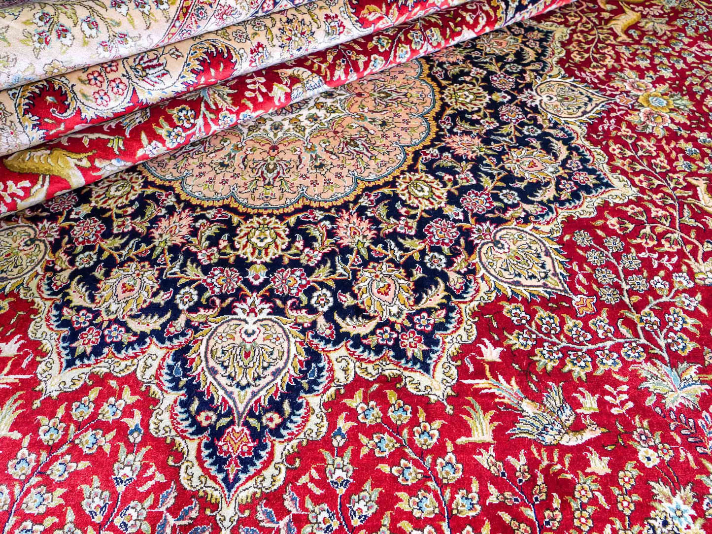 Sehr feiner, handgeknüpfter Khademi Orientteppich mit Ghom Design aus reiner Seide, rot, creme, blau. 308x252 cm. Vertrieb durch Jupiter Intl.
