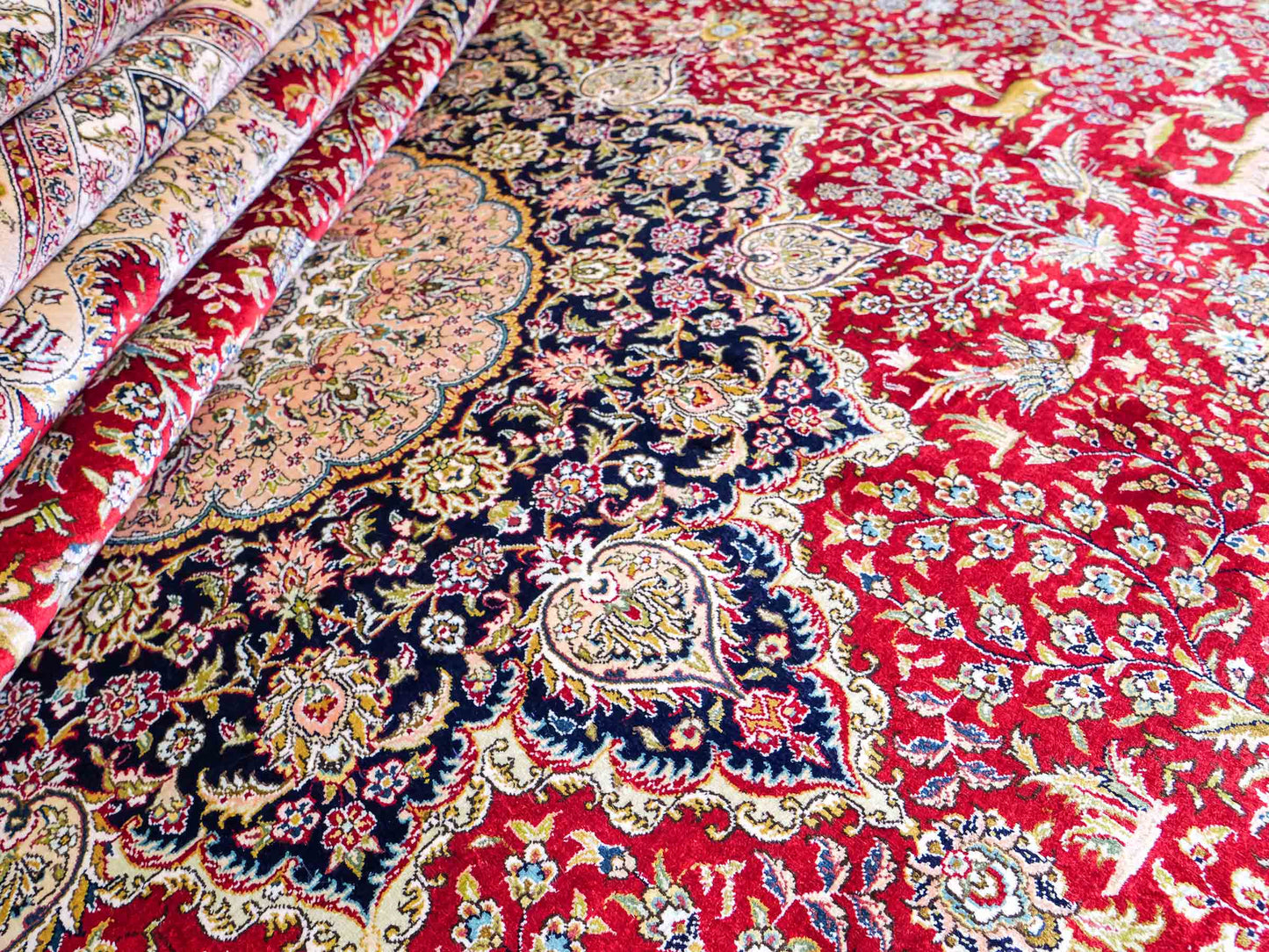 Sehr feiner, handgeknüpfter Khademi Orientteppich mit Ghom Design aus reiner Seide, rot, creme, blau. 308x252 cm. Vertrieb durch Jupiter Intl.