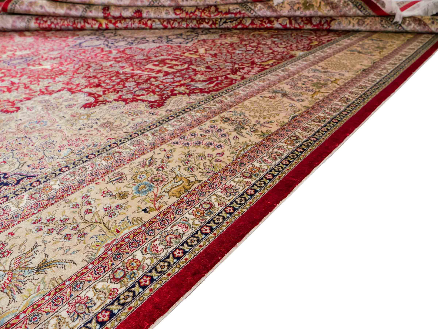 Sehr feiner, handgeknüpfter Khademi Orientteppich mit Ghom Design aus reiner Seide, rot, creme, blau. 308x252 cm. Vertrieb durch Jupiter Intl.