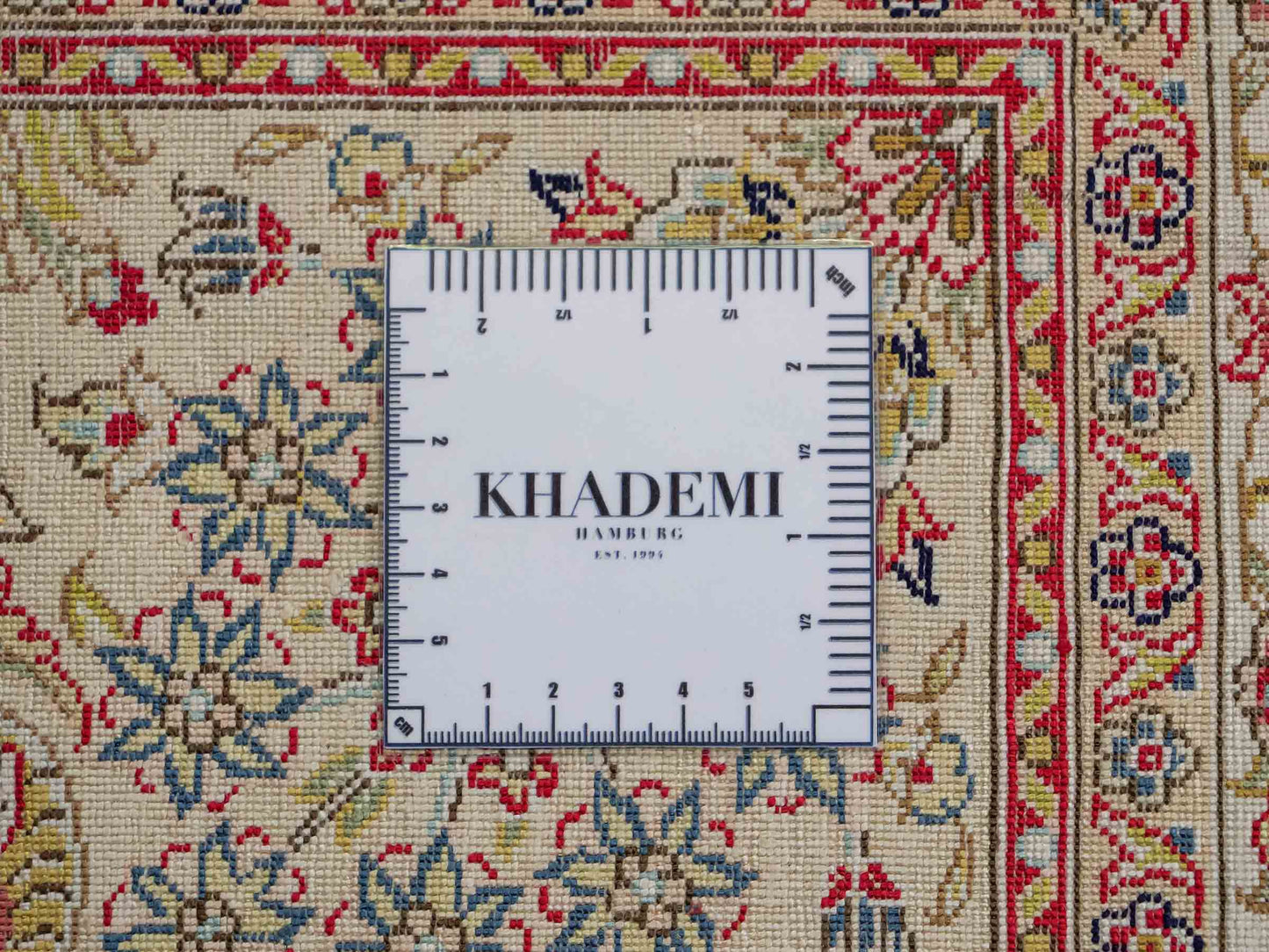 Sehr feiner, handgeknüpfter Khademi Orientteppich mit Ghom Design aus reiner Seide, rot, creme, blau. 308x252 cm. Vertrieb durch Jupiter Intl.
