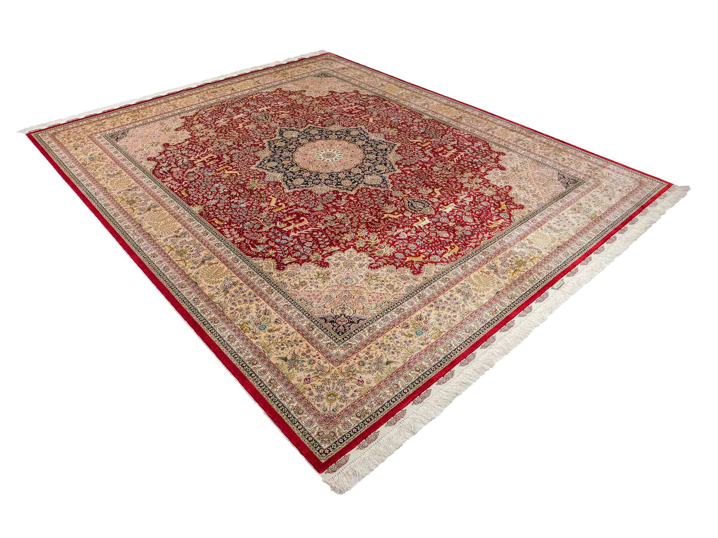 Sehr feiner, handgeknüpfter Khademi Orientteppich mit Ghom Design aus reiner Seide, rot, creme, blau. 308x252 cm. Vertrieb durch Jupiter Intl.