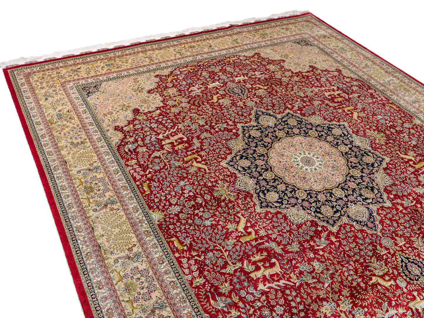 Sehr feiner, handgeknüpfter Khademi Orientteppich mit Ghom Design aus reiner Seide, rot, creme, blau. 308x252 cm. Vertrieb durch Jupiter Intl.