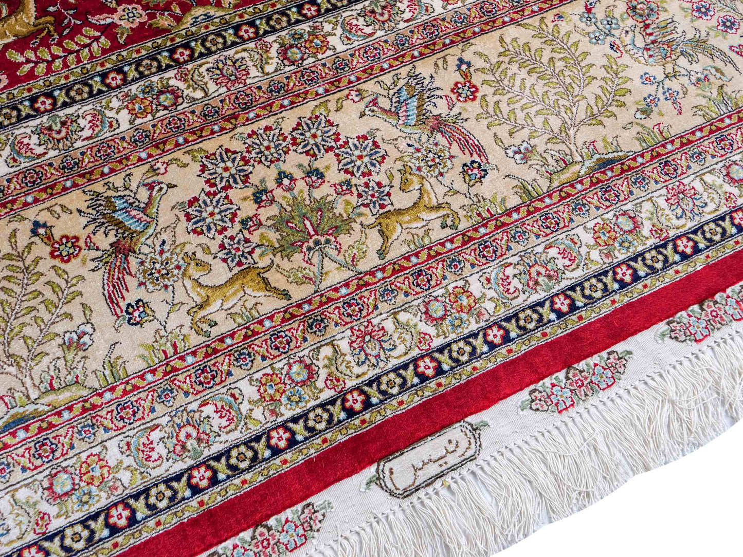 Sehr feiner, handgeknüpfter Khademi Orientteppich mit Ghom Design aus reiner Seide, rot, creme, blau. 308x252 cm. Vertrieb durch Jupiter Intl.