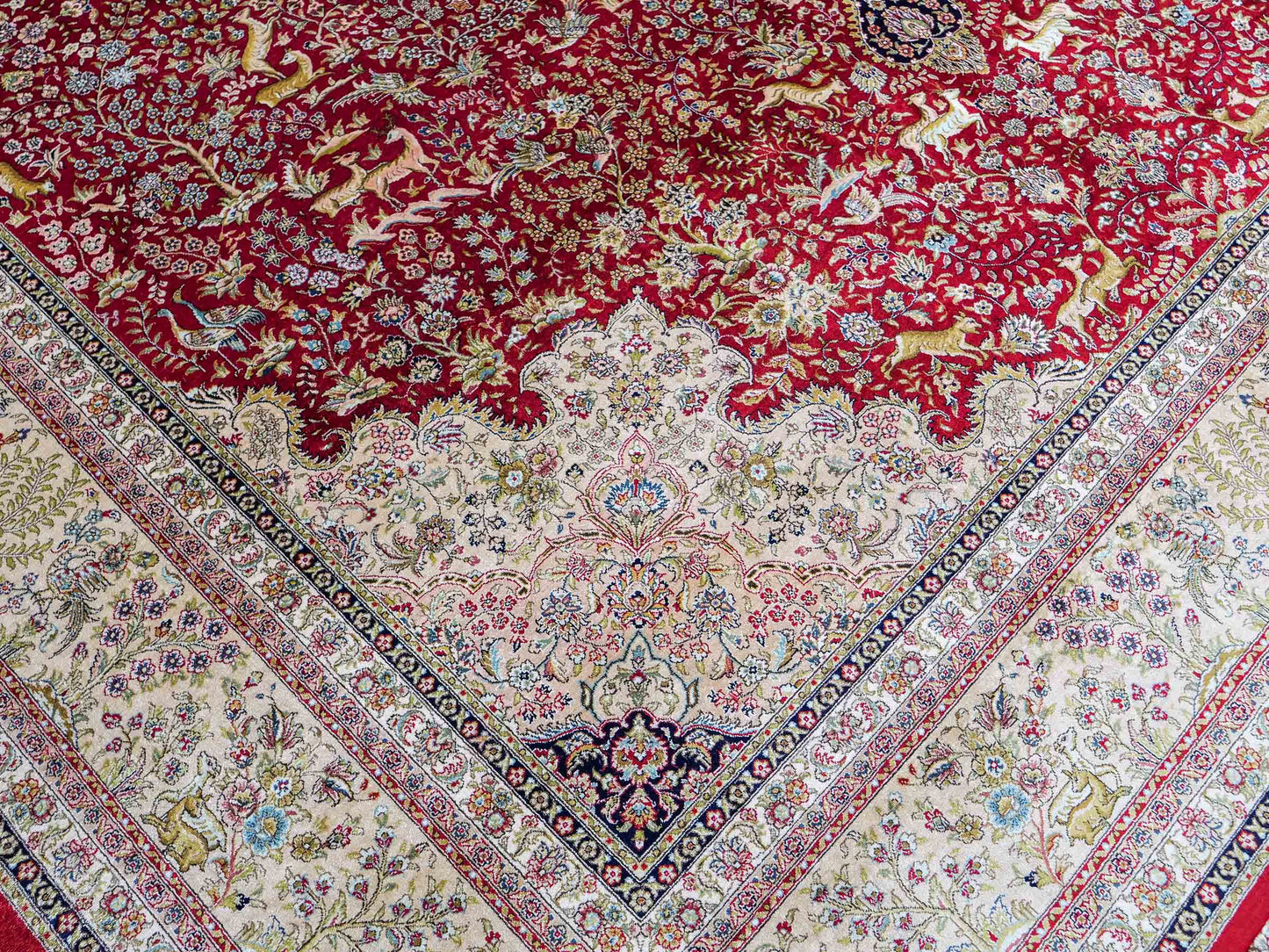Sehr feiner, handgeknüpfter Khademi Orientteppich mit Ghom Design aus reiner Seide, rot, creme, blau. 308x252 cm. Vertrieb durch Jupiter Intl.