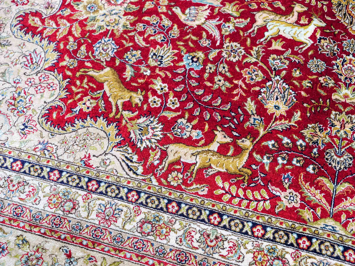 Sehr feiner, handgeknüpfter Khademi Orientteppich mit Ghom Design aus reiner Seide, rot, creme, blau. 308x252 cm. Vertrieb durch Jupiter Intl.