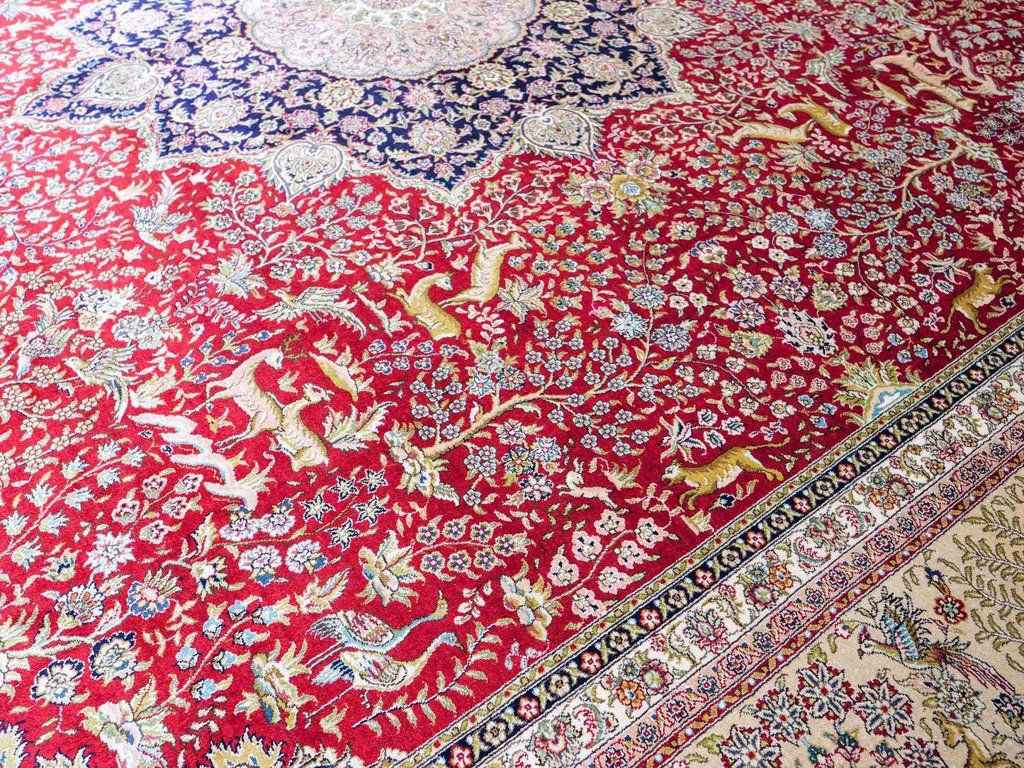 Sehr feiner, handgeknüpfter Khademi Orientteppich mit Ghom Design aus reiner Seide, rot, creme, blau. 308x252 cm. Vertrieb durch Jupiter Intl.