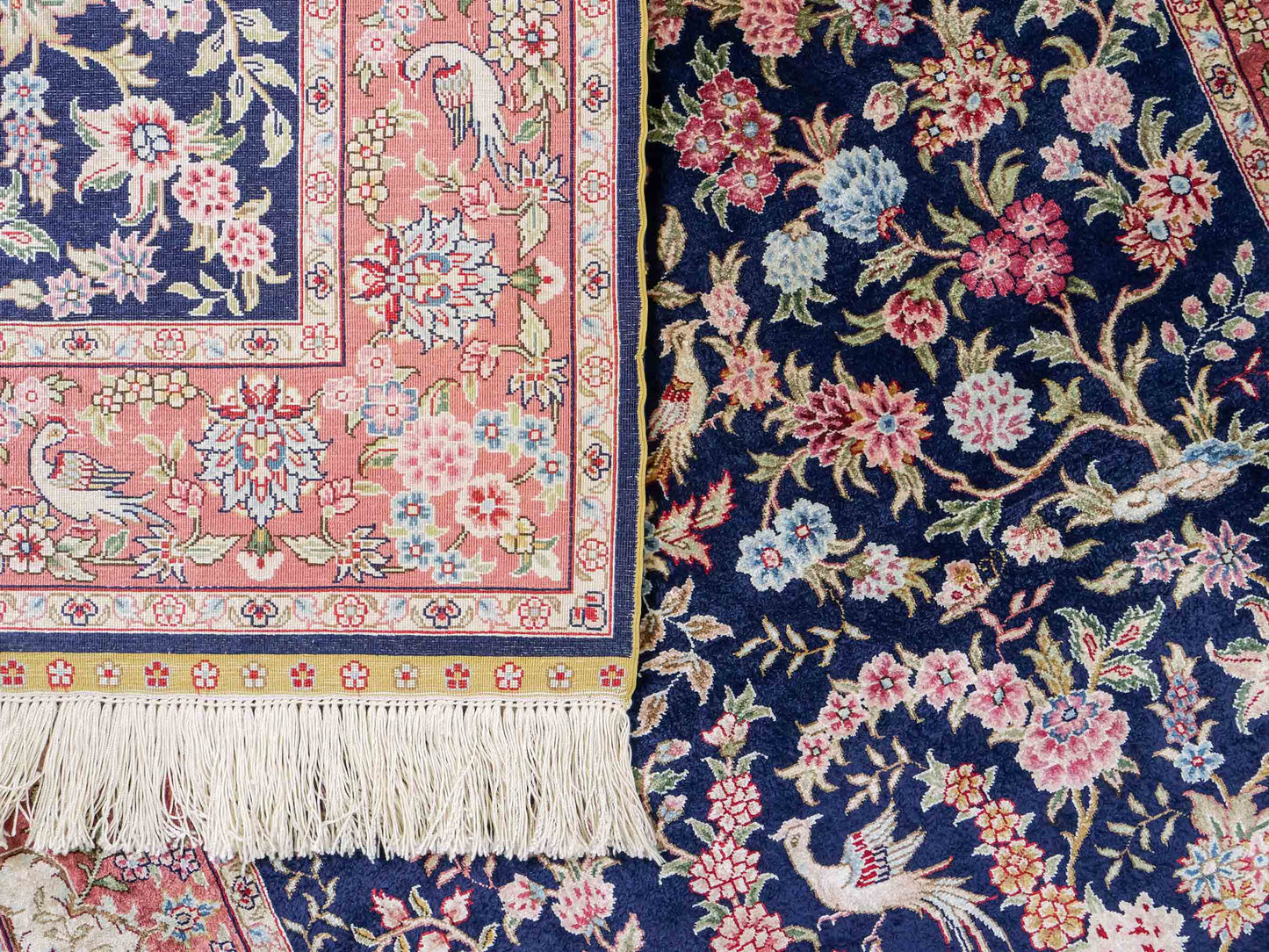 Sehr feiner, handgeknüpfter Khademi Ghom Orientteppich Läufer aus purer Seide, blau, rosa. 308x78 cm. Vertrieb durch Jupiter Intl.