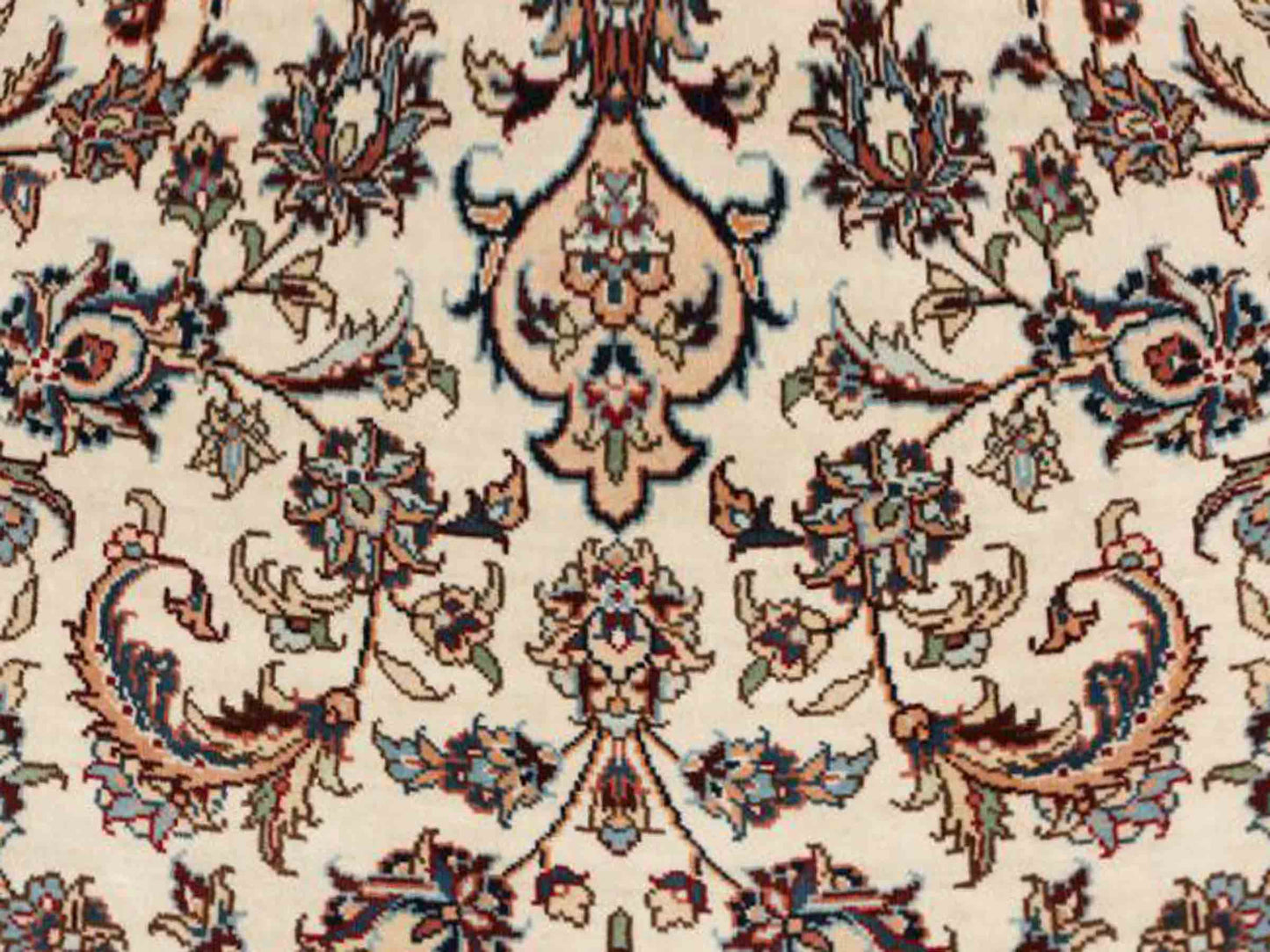 Sehr feiner, handgeknüpfter Khademi Orientteppich mit Ghom Design aus purer Seide, weiß, creme, blau. 310x78 cm. Vertrieb durch Jupiter Intl.