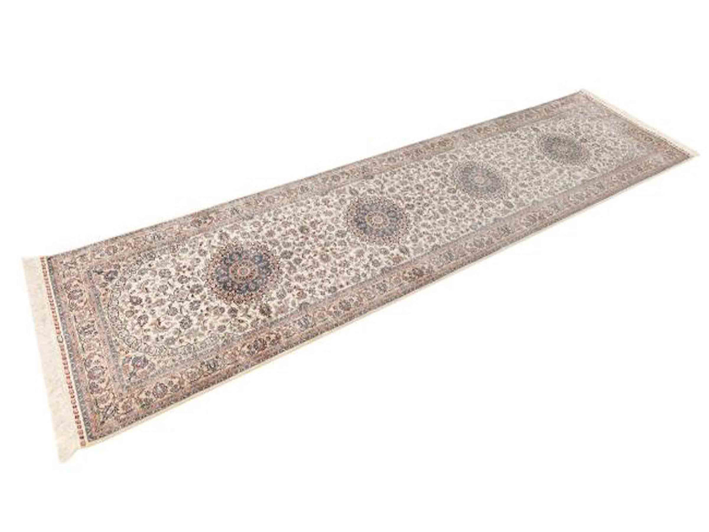 Sehr feiner, handgeknüpfter Khademi Orientteppich mit Ghom Design aus purer Seide, weiß, creme, blau. 310x78 cm. Vertrieb durch Jupiter Intl.
