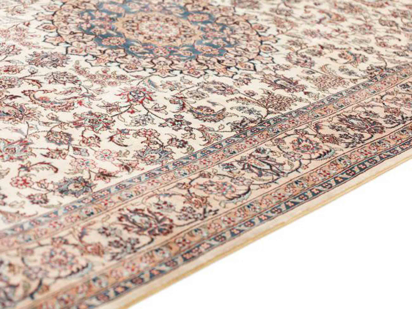 Sehr feiner, handgeknüpfter Khademi Orientteppich mit Ghom Design aus purer Seide, weiß, creme, blau. 310x78 cm. Vertrieb durch Jupiter Intl.