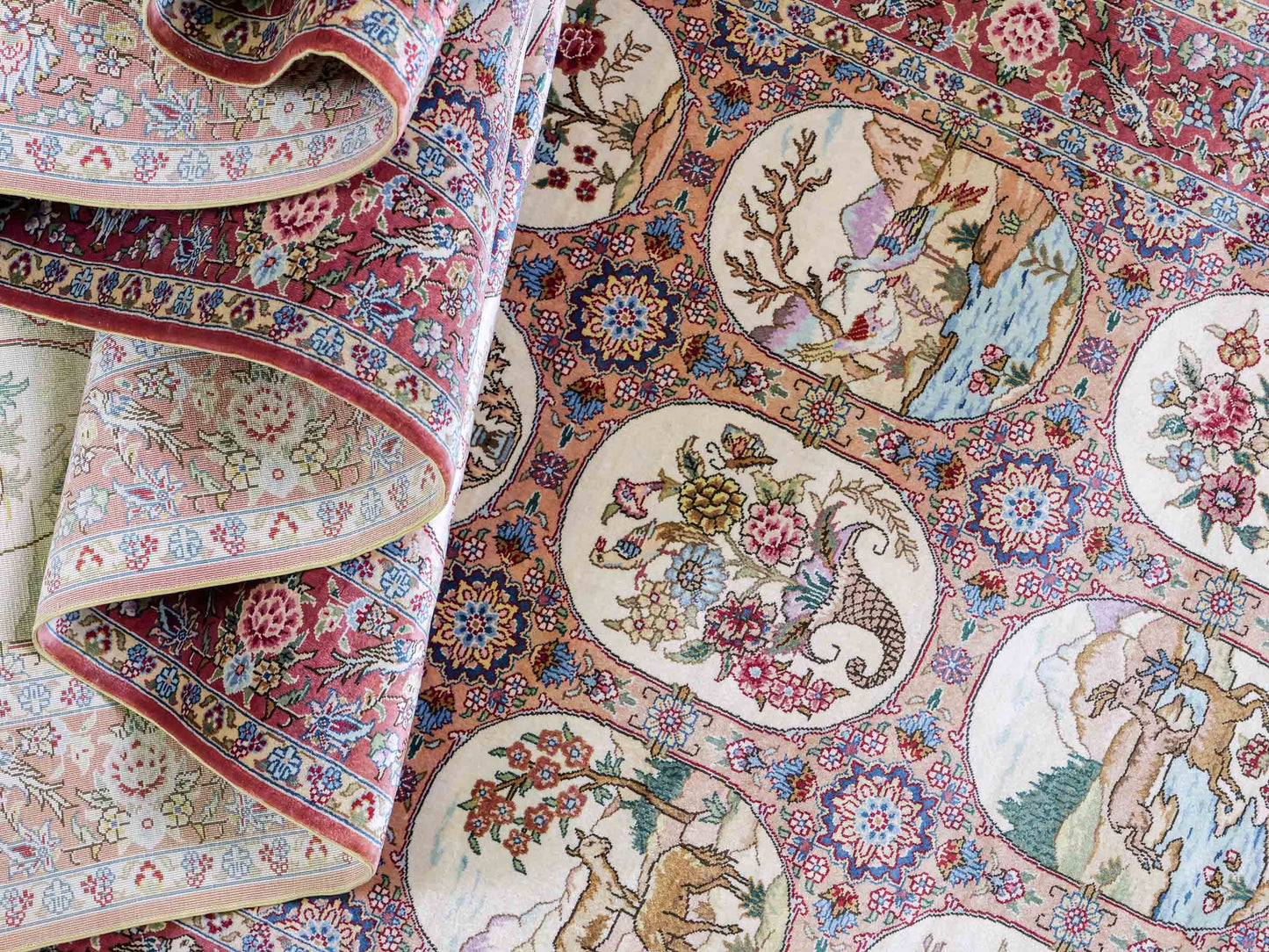 Sehr feiner, handgeknüpfter Khademi Läufer Orientteppich mit Ghom Design aus reiner Seide, multicolor. 363x78 cm. Vertrieb durch Jupiter Intl.
