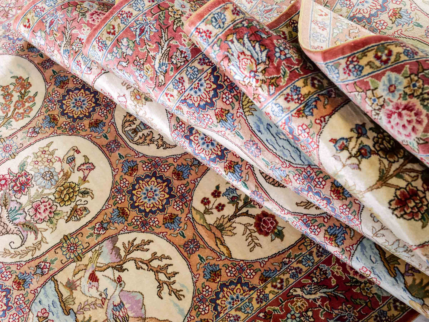 Sehr feiner, handgeknüpfter Khademi Läufer Orientteppich mit Ghom Design aus reiner Seide, multicolor. 363x78 cm. Vertrieb durch Jupiter Intl.