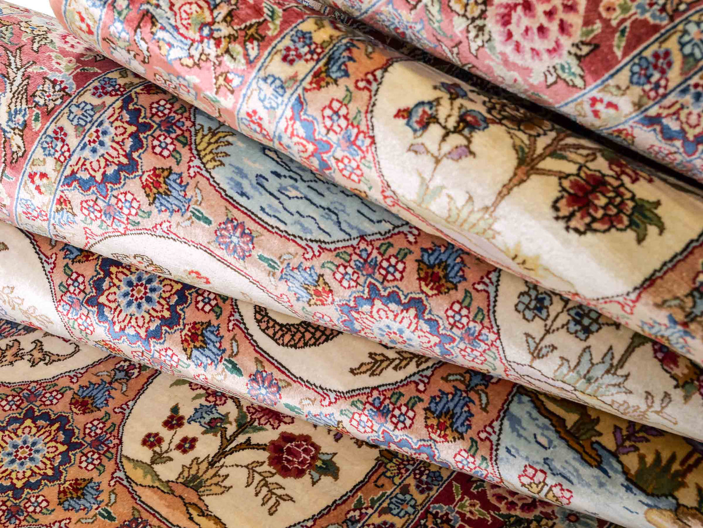 Sehr feiner, handgeknüpfter Khademi Läufer Orientteppich mit Ghom Design aus reiner Seide, multicolor. 363x78 cm. Vertrieb durch Jupiter Intl.