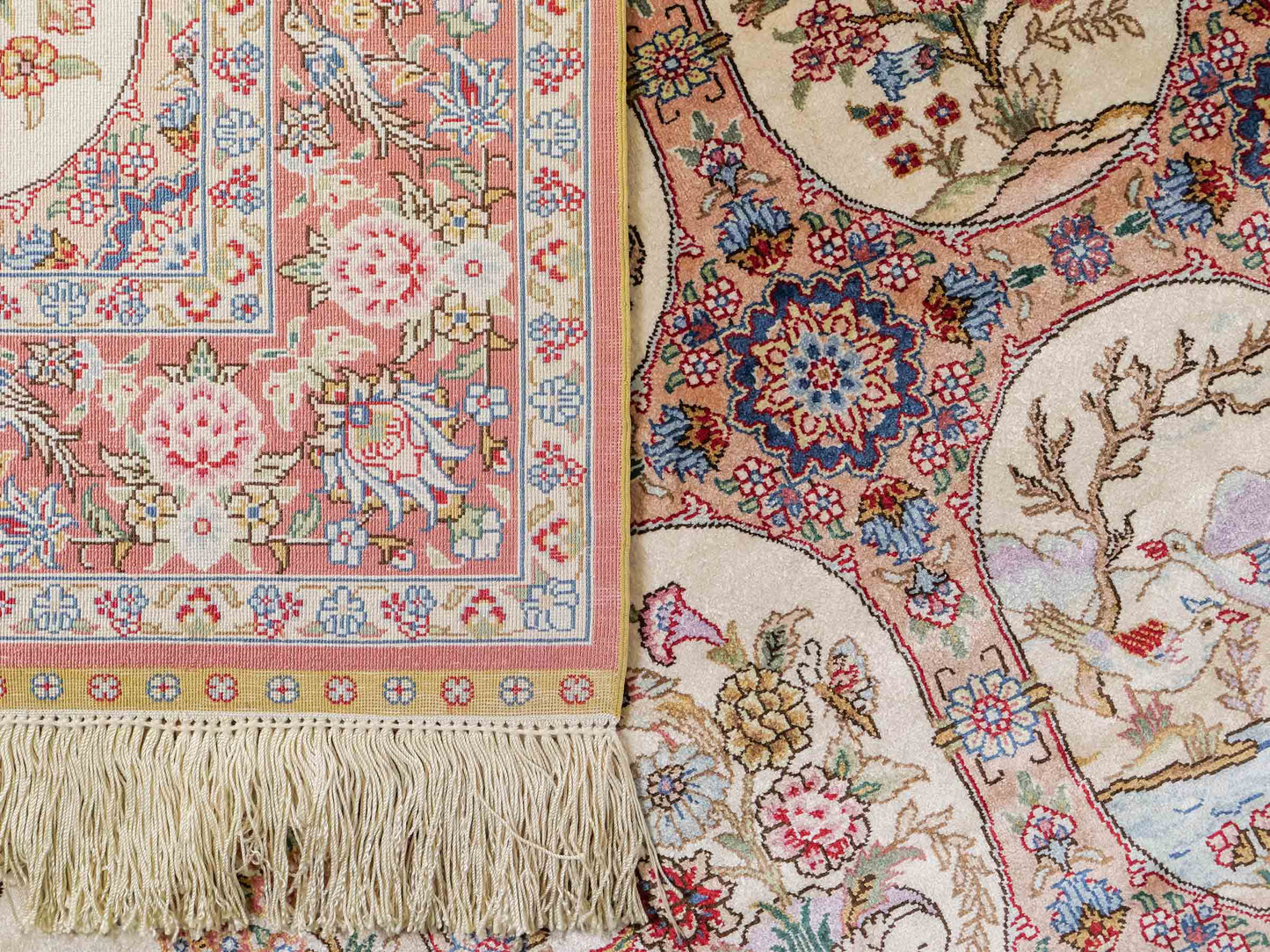 Sehr feiner, handgeknüpfter Khademi Läufer Orientteppich mit Ghom Design aus reiner Seide, multicolor. 363x78 cm. Vertrieb durch Jupiter Intl.