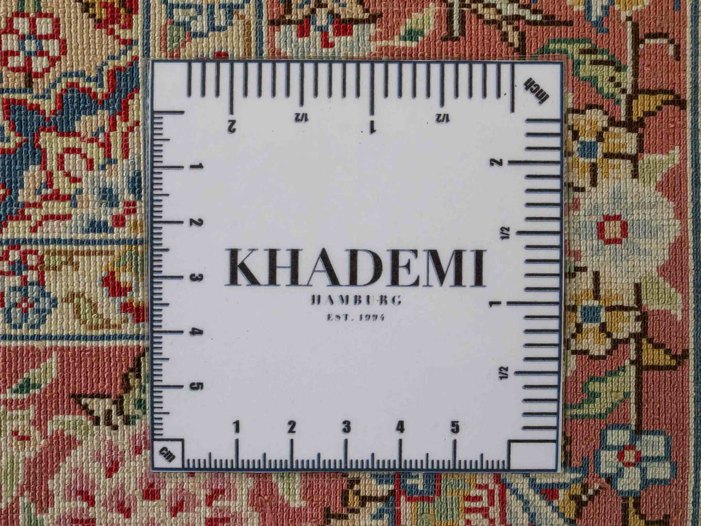Sehr feiner, handgeknüpfter Khademi Läufer Orientteppich mit Ghom Design aus reiner Seide, multicolor. 363x78 cm. Vertrieb durch Jupiter Intl.