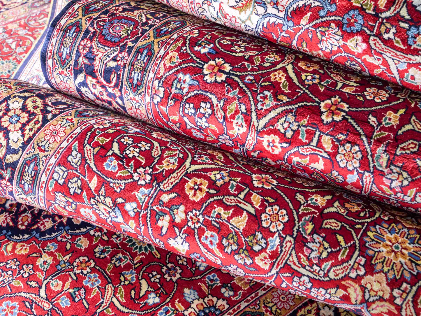 Sehr feiner, handgeknüpfter Khademi Orientteppich Läufer mit Ghom Deisgn aus reiner Seide, rot, blau. 370x79 cm. Vertrieb durch Jupiter Intl.