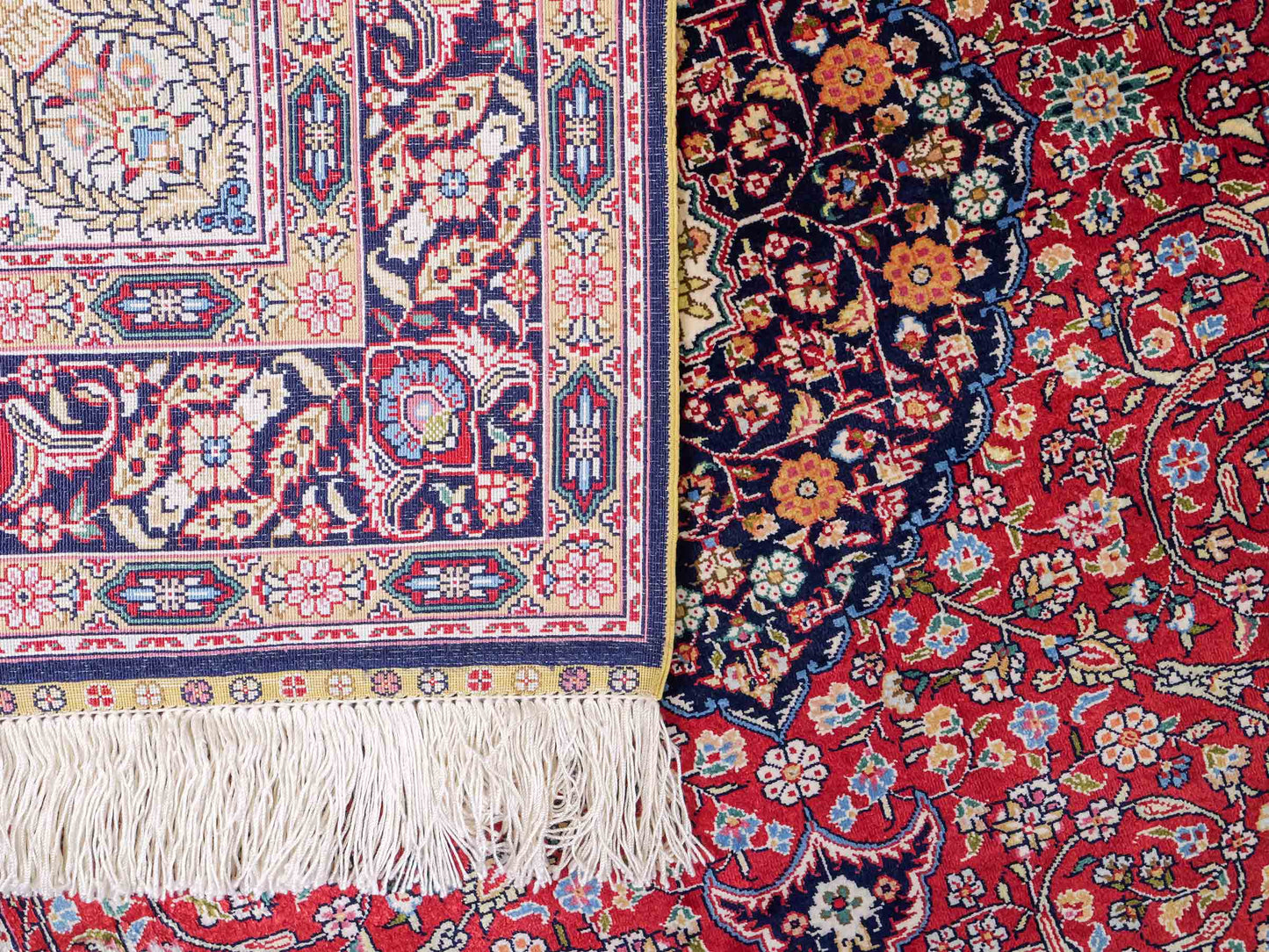 Sehr feiner, handgeknüpfter Khademi Orientteppich Läufer mit Ghom Deisgn aus reiner Seide, rot, blau. 370x79 cm. Vertrieb durch Jupiter Intl.