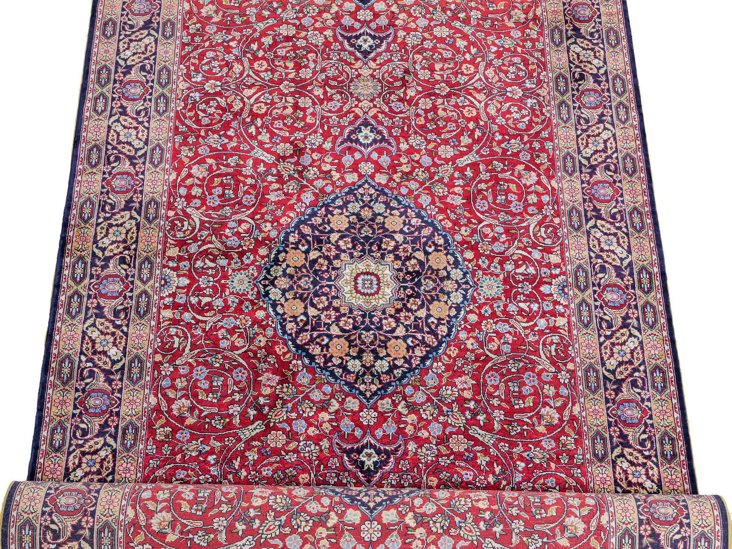 Sehr feiner, handgeknüpfter Khademi Orientteppich Läufer mit Ghom Deisgn aus reiner Seide, rot, blau. 370x79 cm. Vertrieb durch Jupiter Intl.