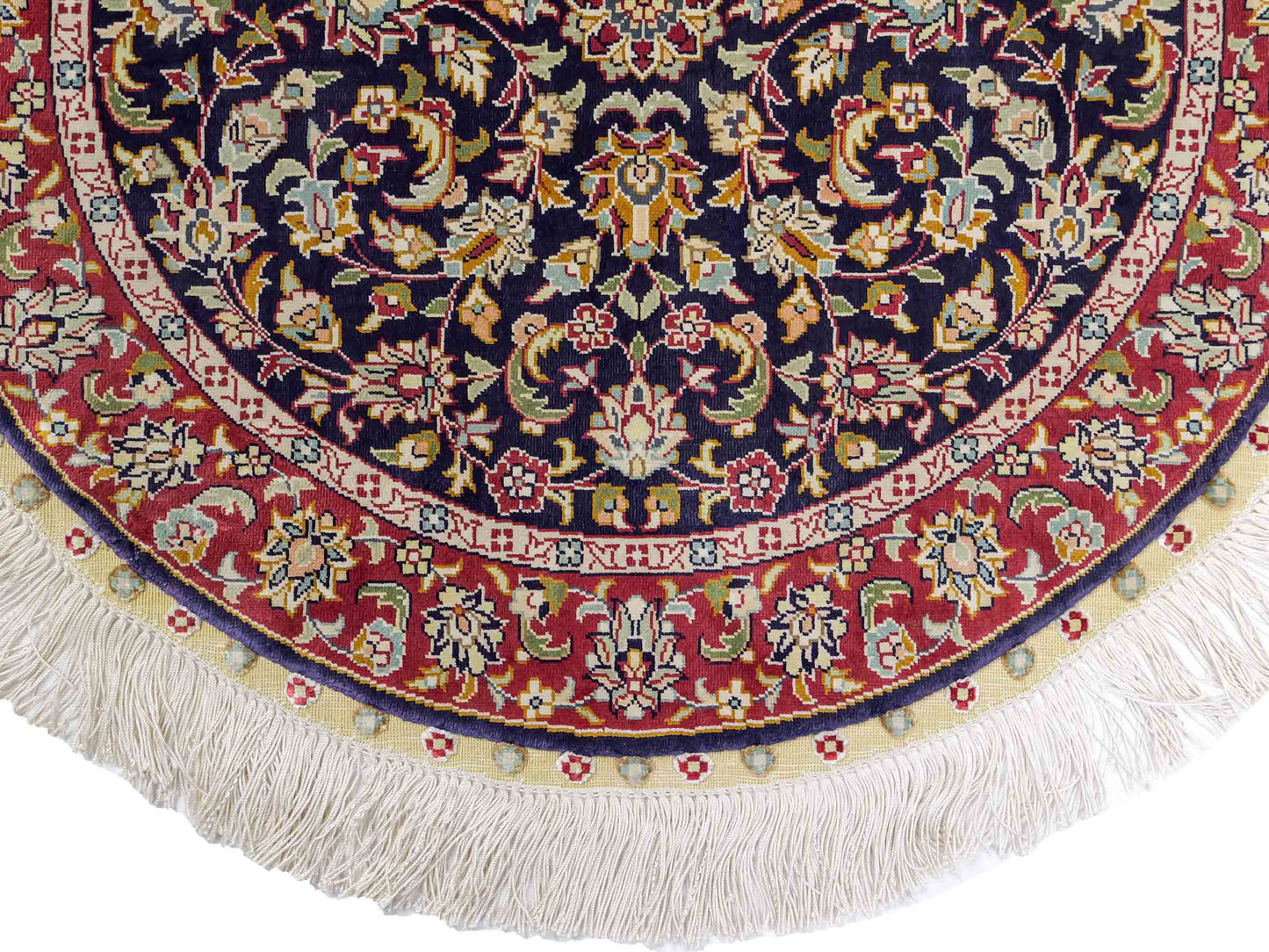 Sehr feiner, handgeknüpfter, runder Khademi Orientteppich mit Ghom Design aus reiner Seide, blau, rot. 61x61 cm. Vertrieb durch Jupiter Intl.