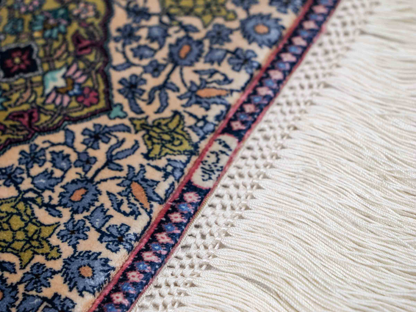 Extrem feiner, handgeknüpfter Khademi Ghom Orientteppich aus purer Seide, multicolor. 63x48 cm. Vertrieb durch Jupiter Intl.