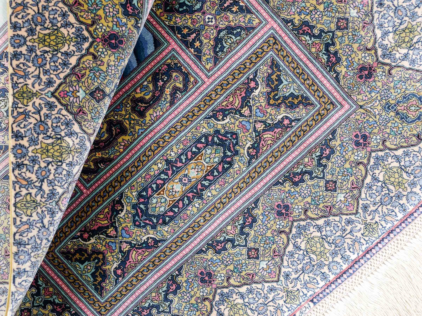 Extrem feiner, handgeknüpfter Khademi Ghom Orientteppich aus purer Seide, multicolor. 63x48 cm. Vertrieb durch Jupiter Intl.