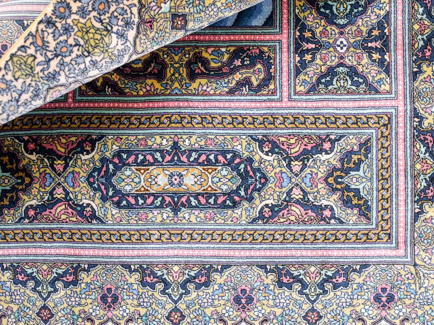 Extrem feiner, handgeknüpfter Khademi Ghom Orientteppich aus purer Seide, multicolor. 63x48 cm. Vertrieb durch Jupiter Intl.