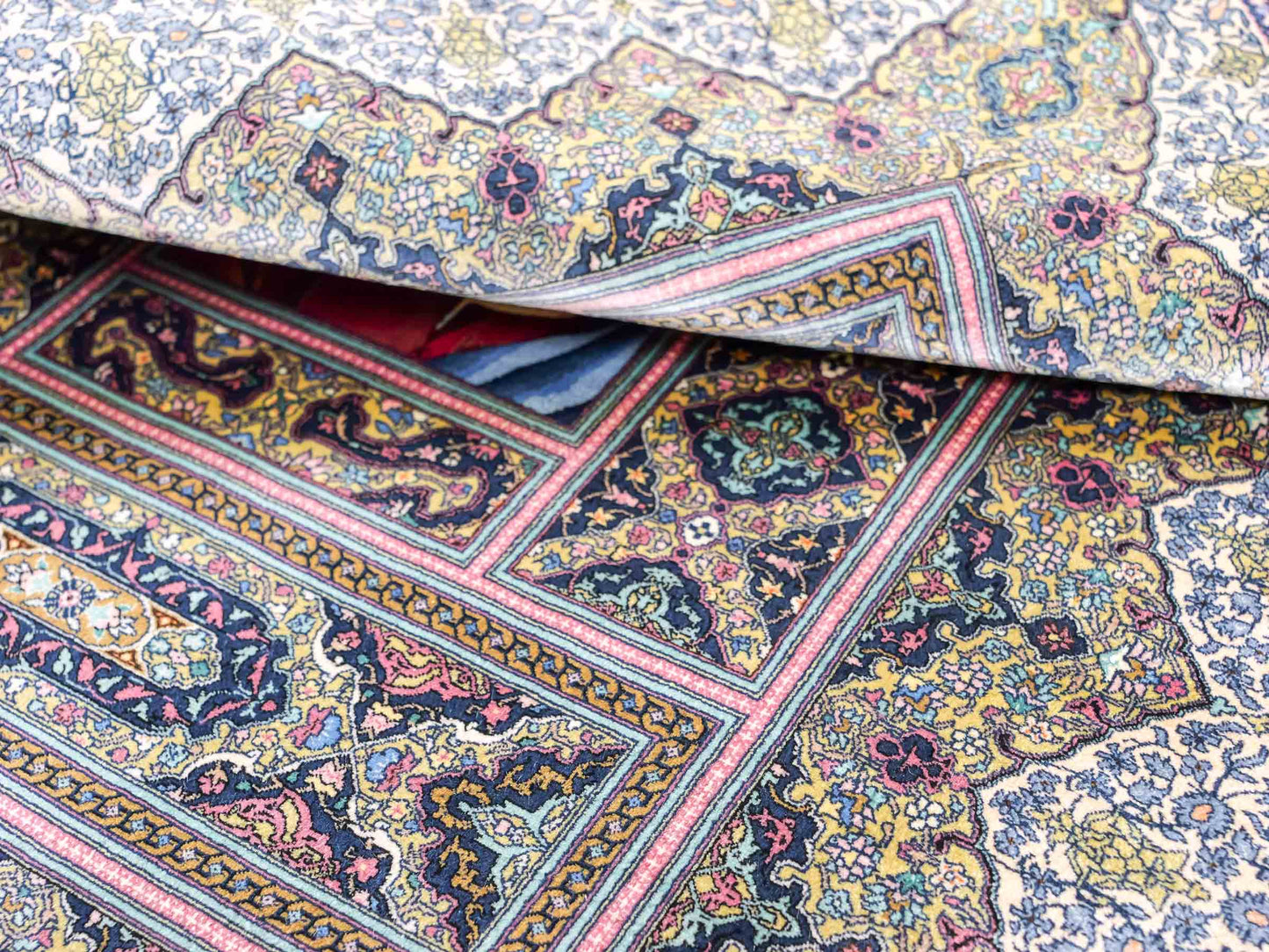 Extrem feiner, handgeknüpfter Khademi Ghom Orientteppich aus purer Seide, multicolor. 63x48 cm. Vertrieb durch Jupiter Intl.
