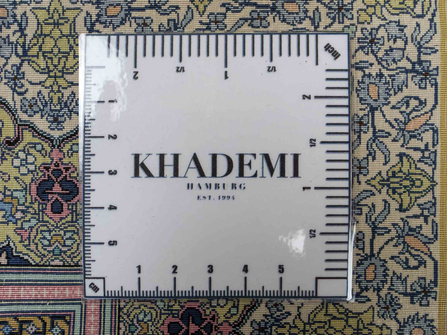 Extrem feiner, handgeknüpfter Khademi Ghom Orientteppich aus purer Seide, multicolor. 63x48 cm. Vertrieb durch Jupiter Intl.