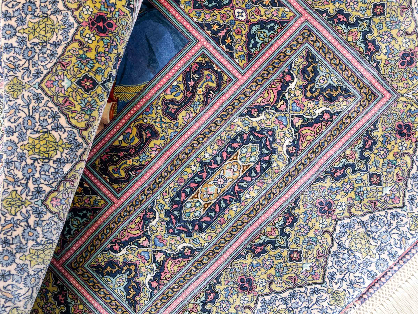 Extrem feiner, handgeknüpfter Khademi Ghom Orientteppich aus purer Seide, multiocolor. 64x48 cm. Vertrieb durch Jupiter Intl.