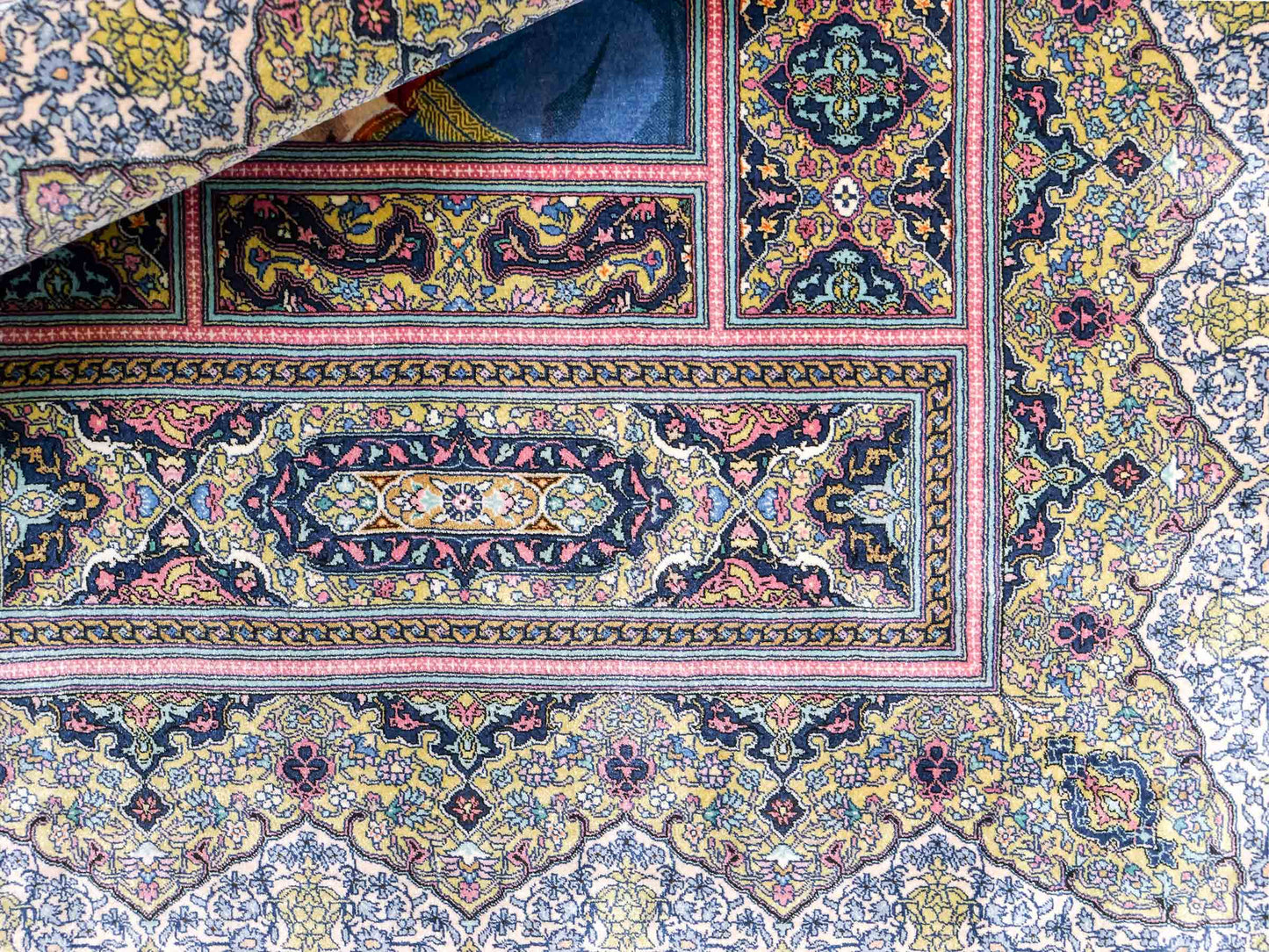 Extrem feiner, handgeknüpfter Khademi Ghom Orientteppich aus purer Seide, multiocolor. 64x48 cm. Vertrieb durch Jupiter Intl.