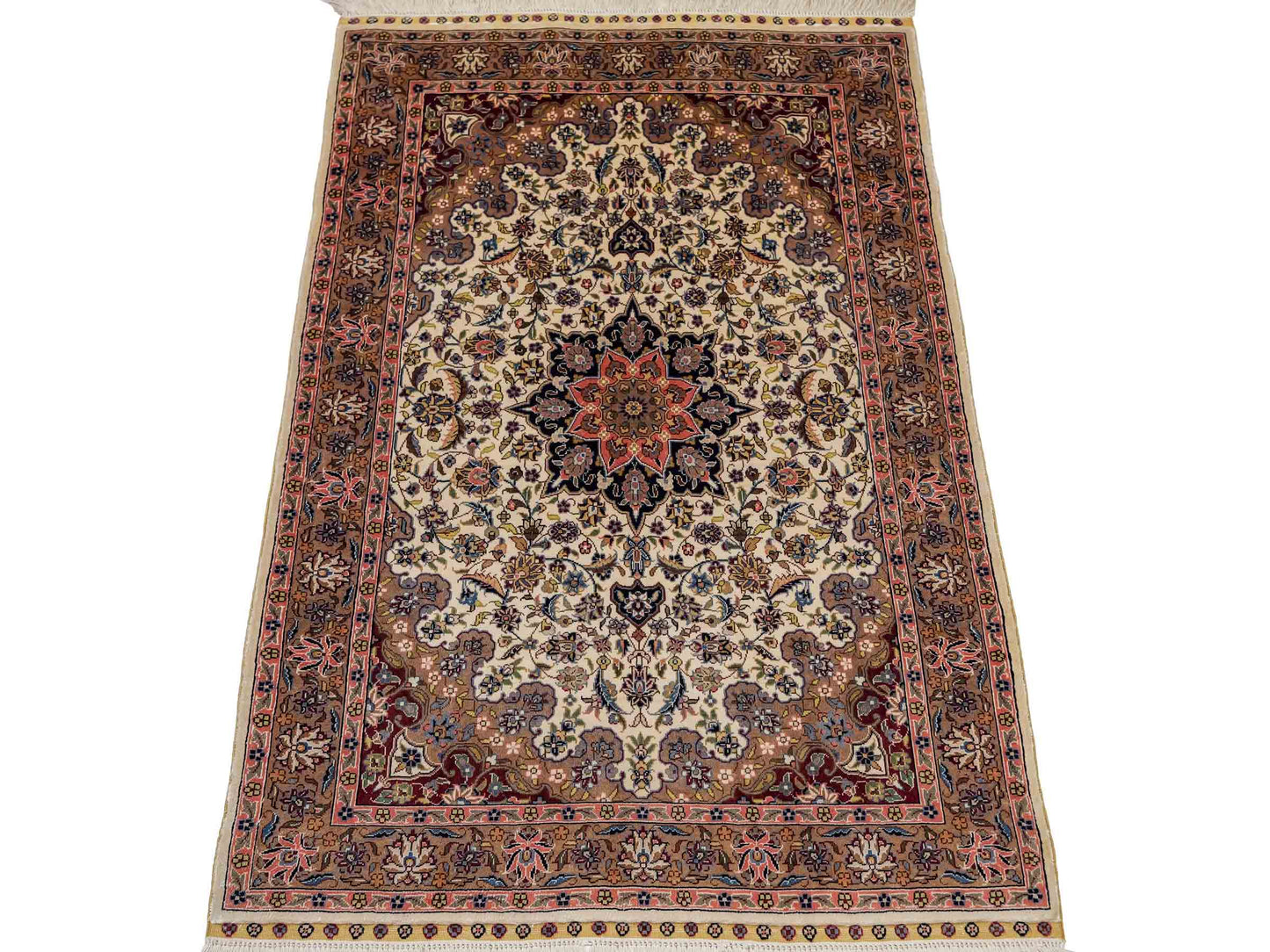 Sehr feiner, handgeknüpfter Khademi Orientteppich mit Ghom Design aus reiner Seide, weiß, creme. 91x62 cm. Vertrieb durch Jupiter Intl.