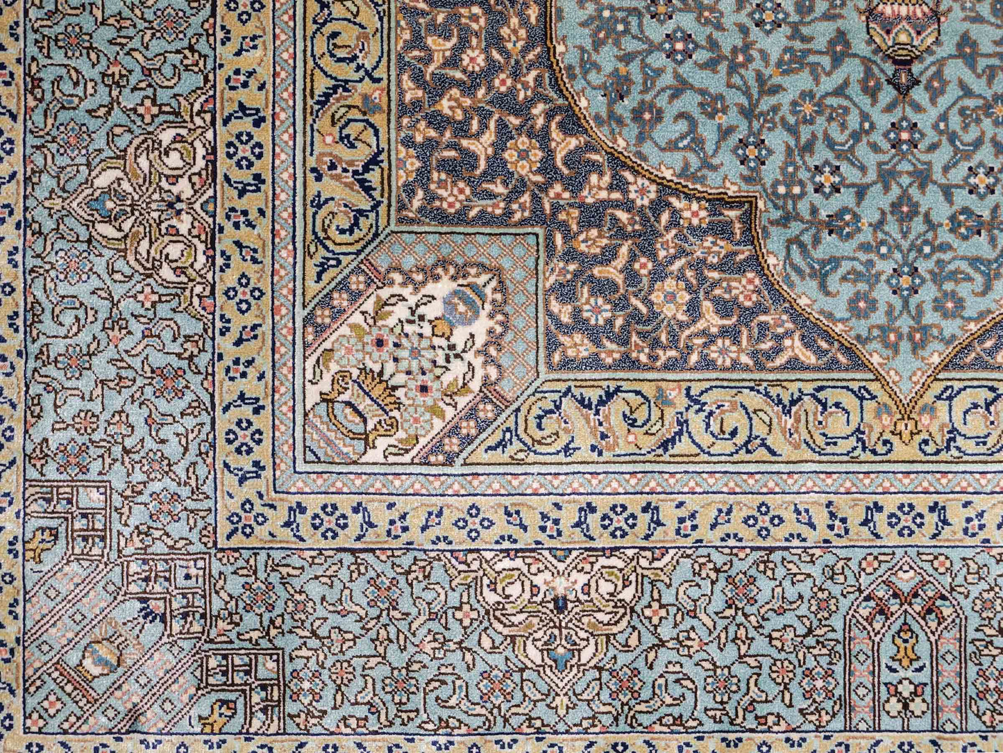 Extrem feiner, handgeknüpfter Khademi Orientteppich mit Ghom Design aus purer Seide, blau, multicolor. 92x63 cm. Vertrieb durch Jupiter Intl.