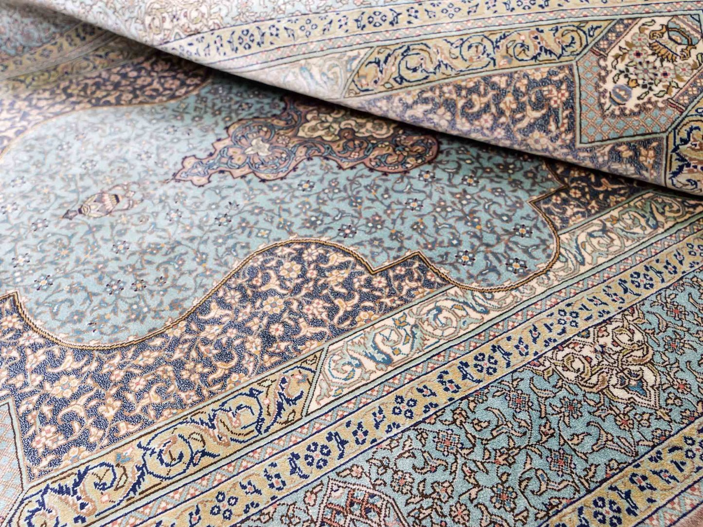 Extrem feiner, handgeknüpfter Khademi Orientteppich mit Ghom Design aus purer Seide, blau, multicolor. 92x63 cm. Vertrieb durch Jupiter Intl.