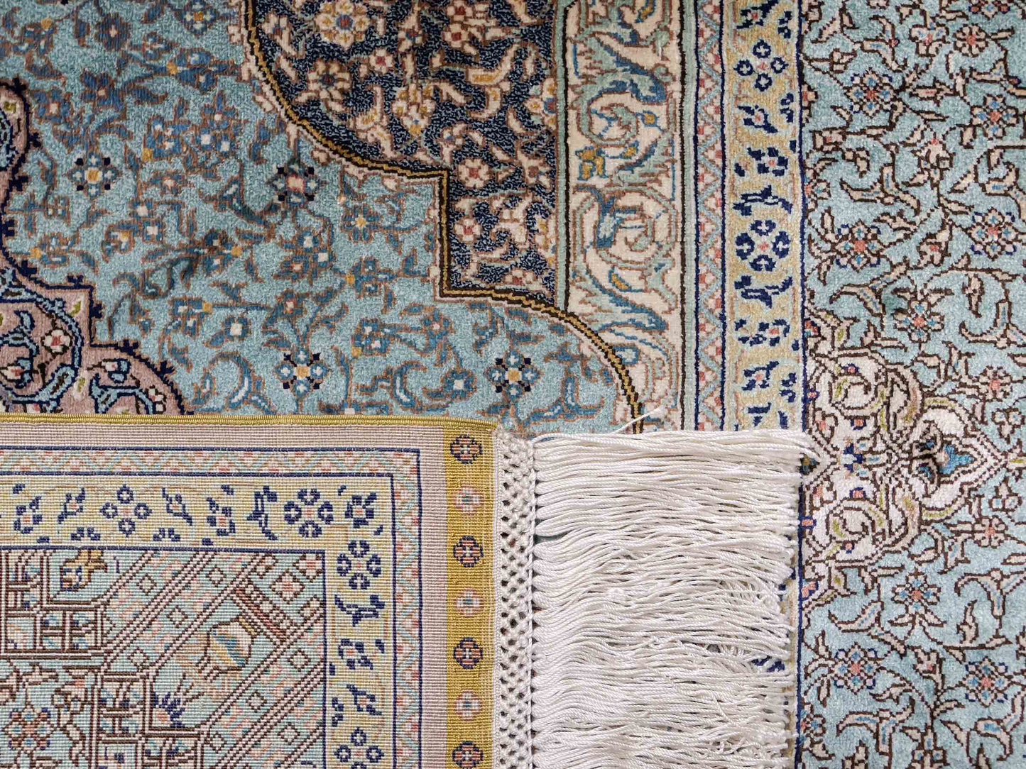 Extrem feiner, handgeknüpfter Khademi Orientteppich mit Ghom Design aus purer Seide, blau, multicolor. 92x63 cm. Vertrieb durch Jupiter Intl.