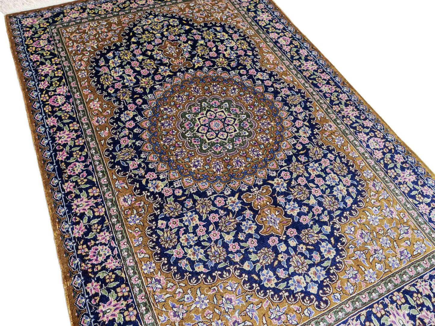 Sehr feiner, handgeknüpfter Khademi Orientteppich mit Ghom Design aus reiner Seide, oliv, braun, blau. 93x62 cm. Vertrieb durch Jupiter Intl.