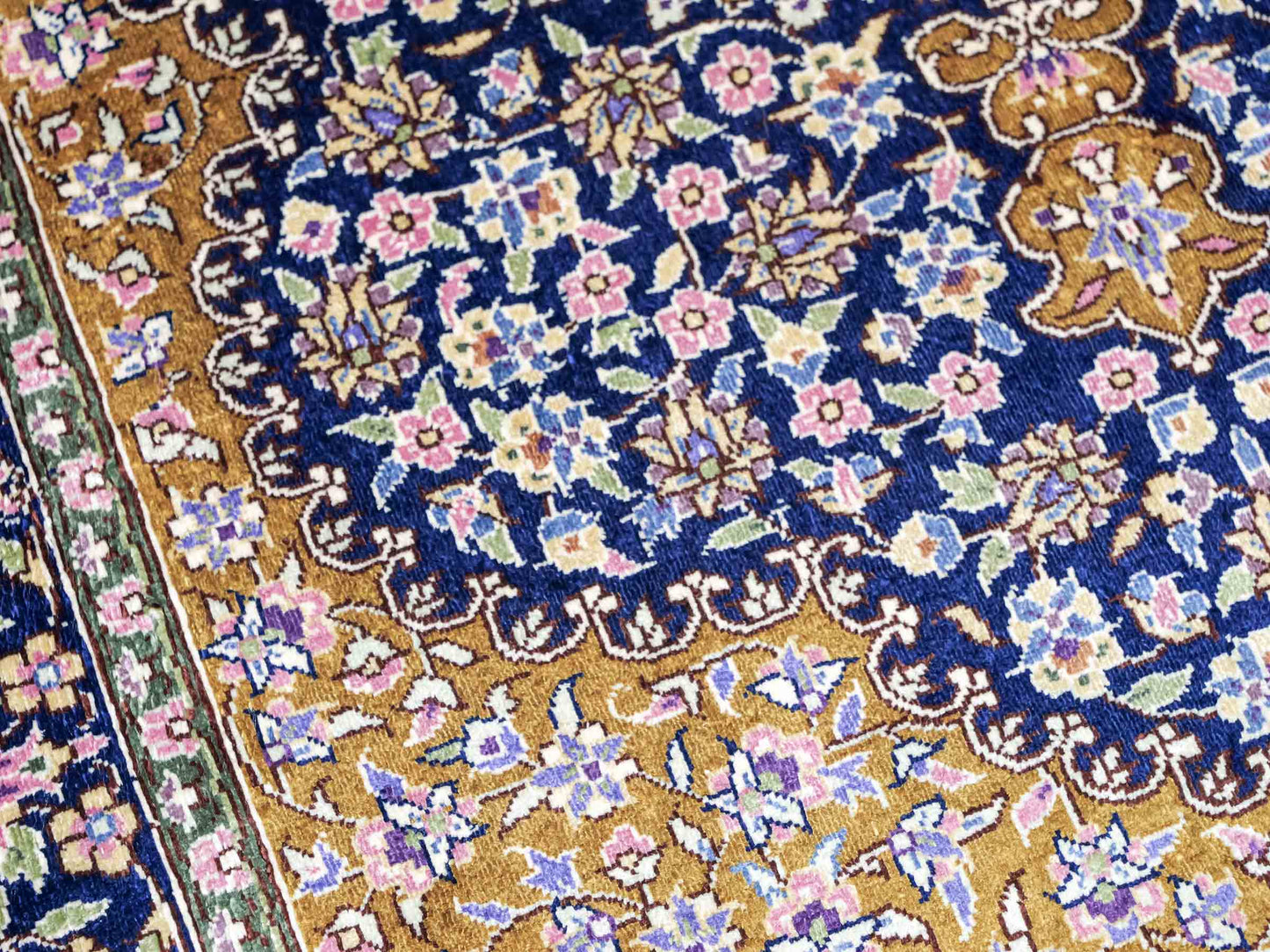 Sehr feiner, handgeknüpfter Khademi Orientteppich mit Ghom Design aus reiner Seide, oliv, braun, blau. 93x62 cm. Vertrieb durch Jupiter Intl.
