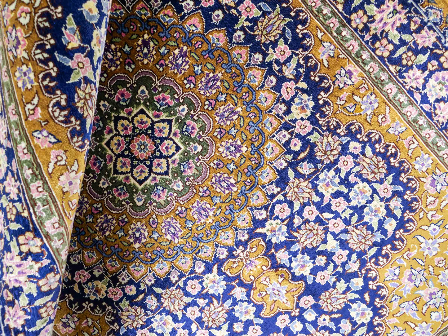 Sehr feiner, handgeknüpfter Khademi Orientteppich mit Ghom Design aus reiner Seide, oliv, braun, blau. 93x62 cm. Vertrieb durch Jupiter Intl.