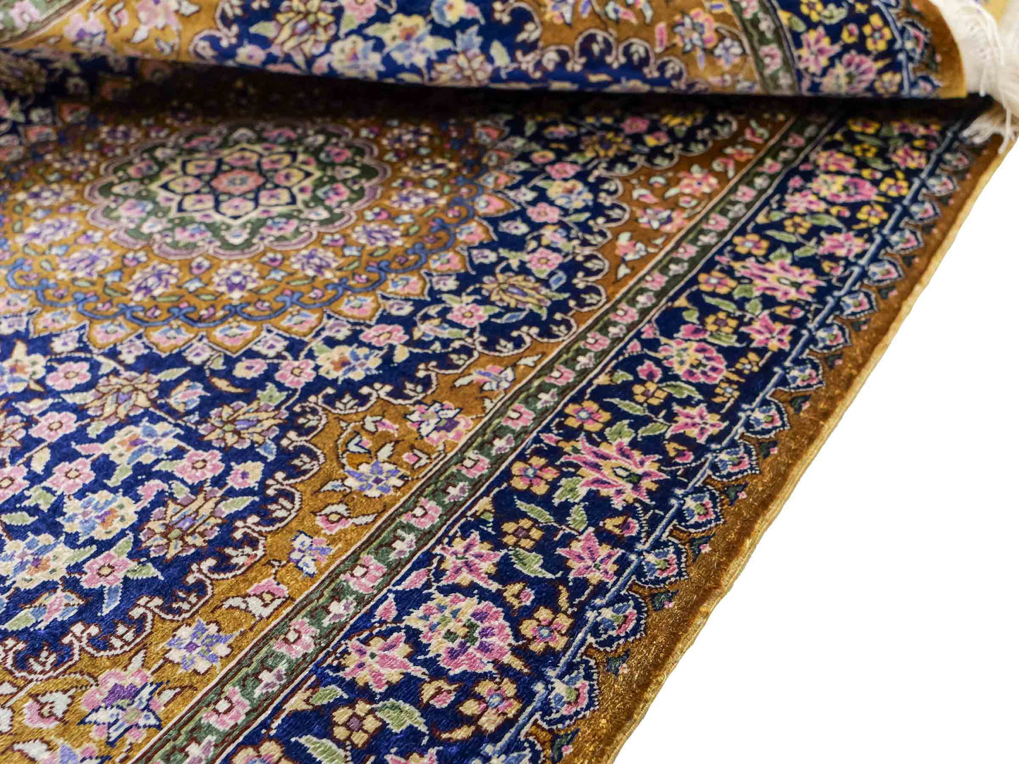 Sehr feiner, handgeknüpfter Khademi Orientteppich mit Ghom Design aus reiner Seide, oliv, braun, blau. 93x62 cm. Vertrieb durch Jupiter Intl.