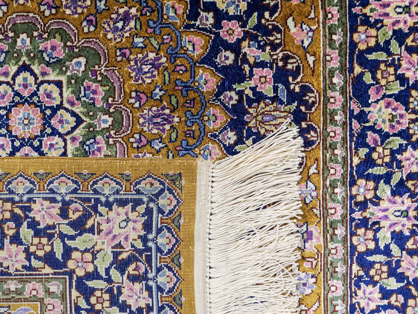 Sehr feiner, handgeknüpfter Khademi Orientteppich mit Ghom Design aus reiner Seide, oliv, braun, blau. 93x62 cm. Vertrieb durch Jupiter Intl.