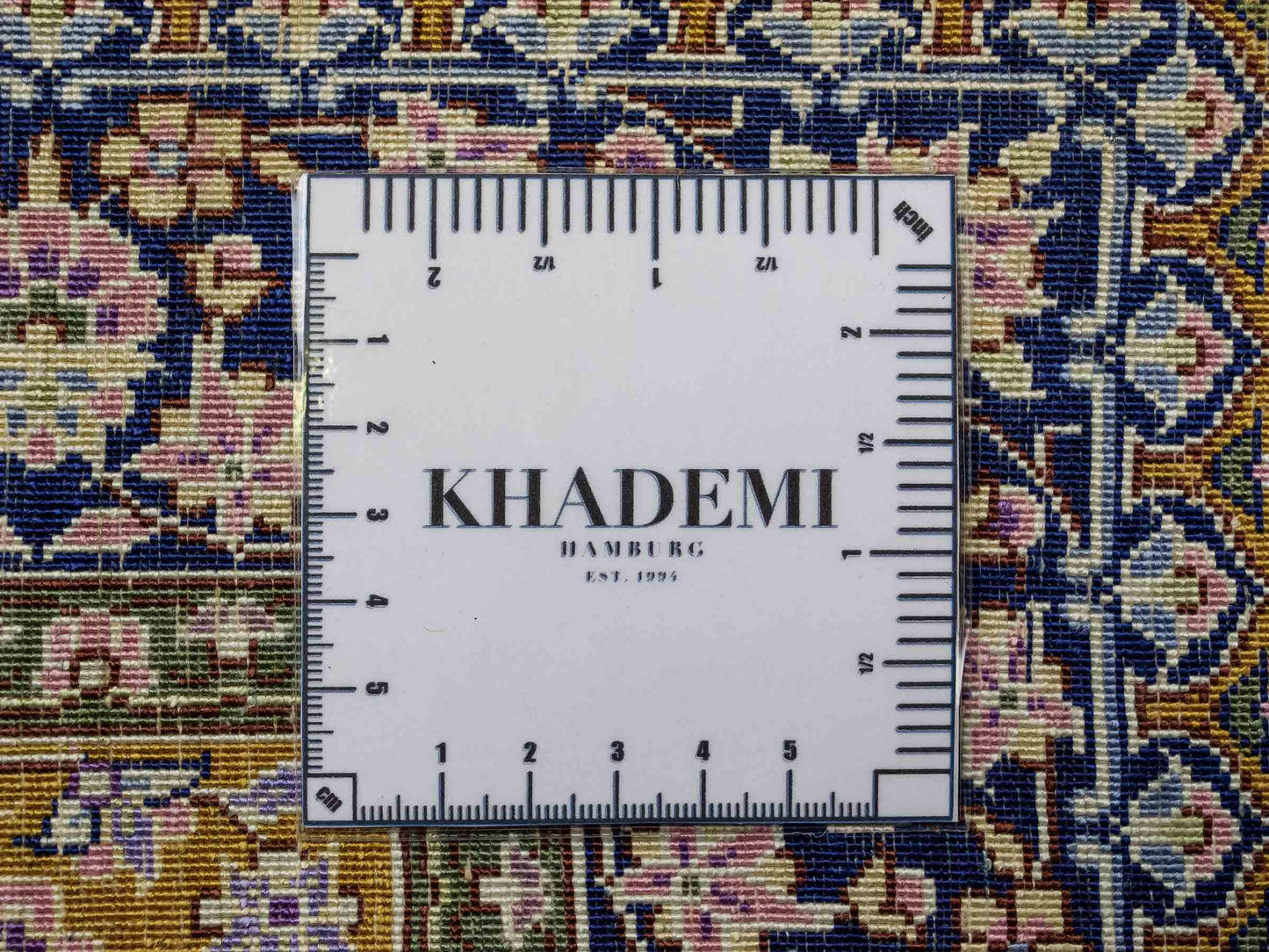 Sehr feiner, handgeknüpfter Khademi Orientteppich mit Ghom Design aus reiner Seide, oliv, braun, blau. 93x62 cm. Vertrieb durch Jupiter Intl.