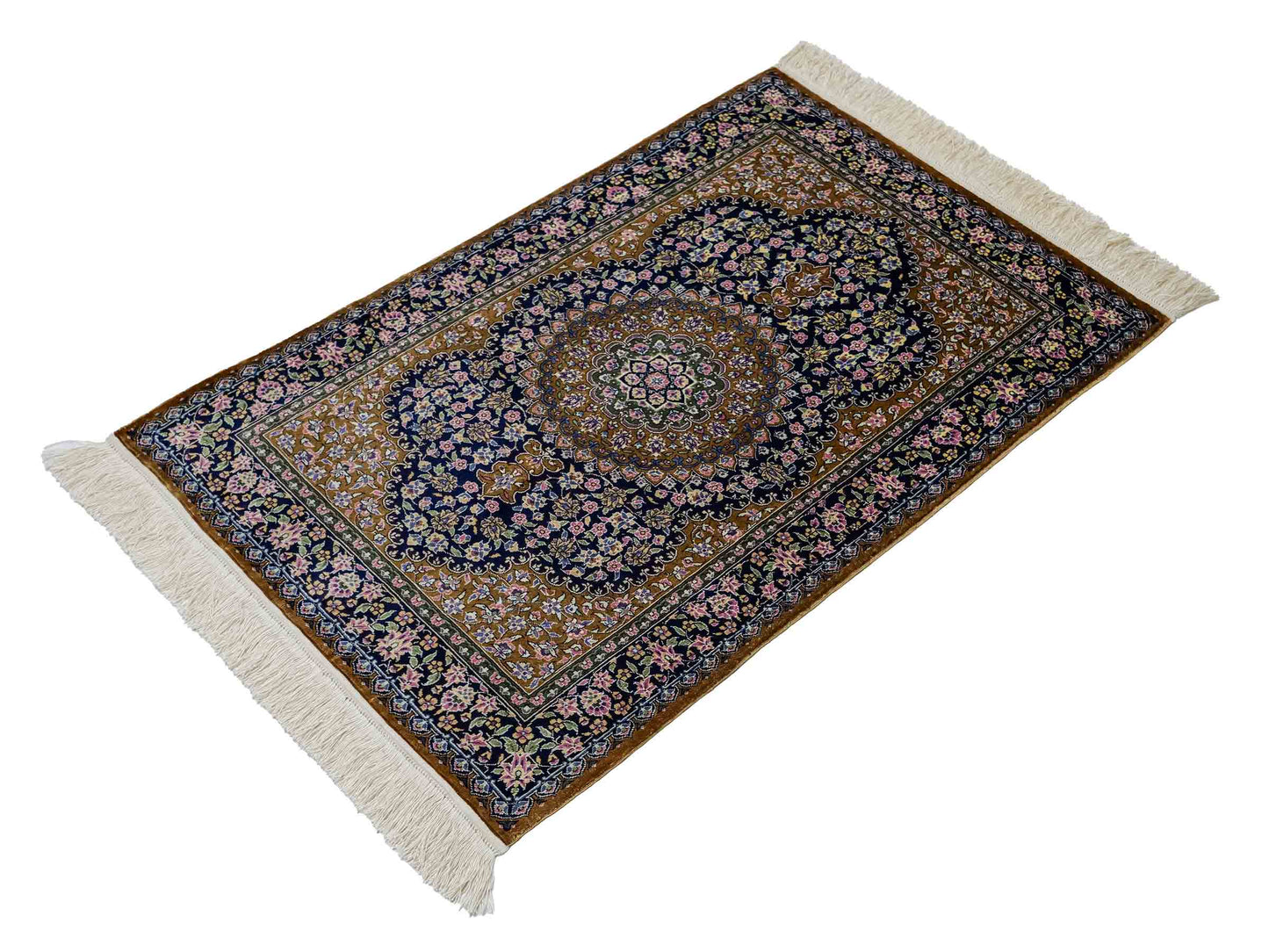 Sehr feiner, handgeknüpfter Khademi Orientteppich mit Ghom Design aus reiner Seide, oliv, braun, blau. 93x62 cm. Vertrieb durch Jupiter Intl.