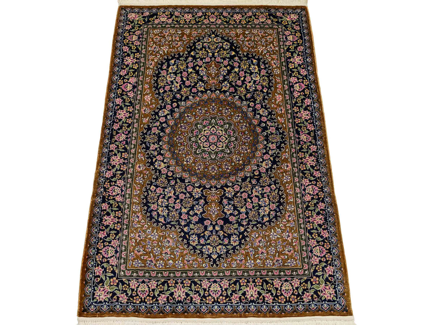 Sehr feiner, handgeknüpfter Khademi Orientteppich mit Ghom Design aus reiner Seide, oliv, braun, blau. 93x62 cm. Vertrieb durch Jupiter Intl.