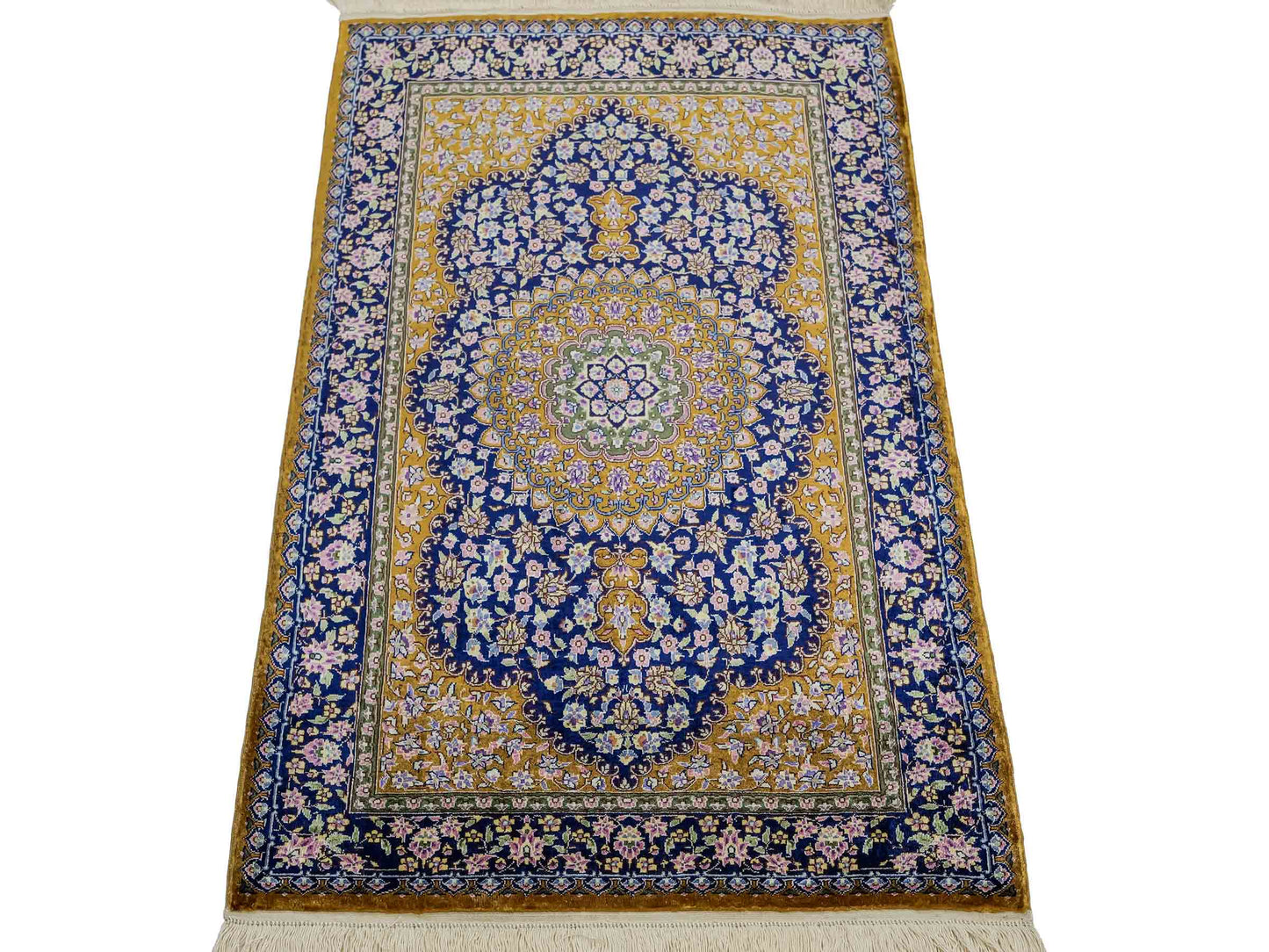 Sehr feiner, handgeknüpfter Khademi Orientteppich mit Ghom Design aus reiner Seide, oliv, braun, blau. 93x62 cm. Vertrieb durch Jupiter Intl.