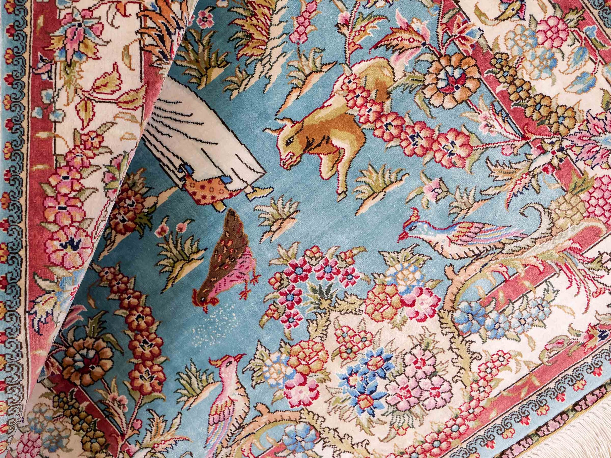 Sehr feiner, handgeknüpfter Khademi Orientteppich mit Ghom Design aus reiner Seide, blau, rot, creme, weiß. 93x63 cm. Vertrieb durch Jupiter Intl.