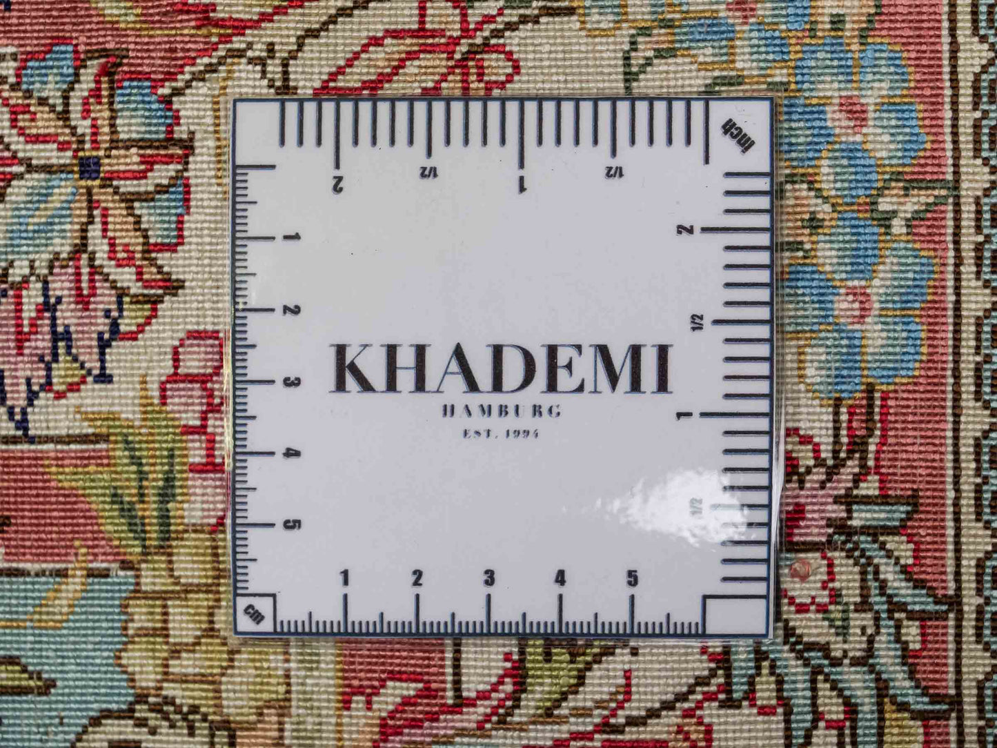 Sehr feiner, handgeknüpfter Khademi Orientteppich mit Ghom Design aus reiner Seide, blau, rot, creme, weiß. 93x63 cm. Vertrieb durch Jupiter Intl.