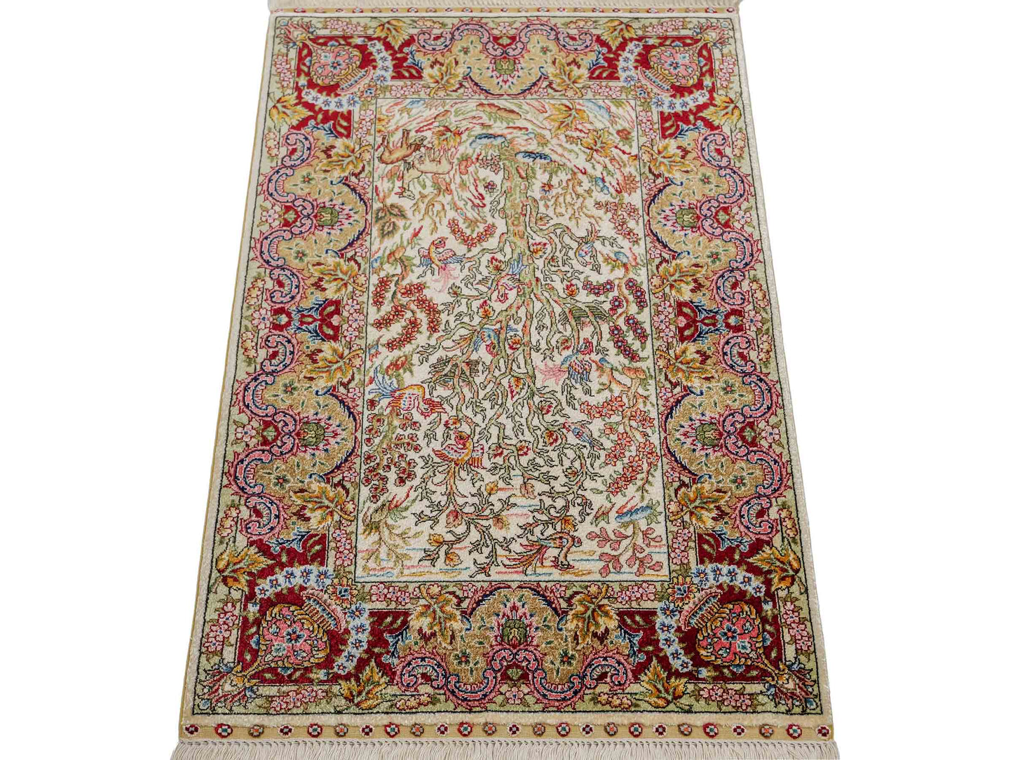 Sehr feiner, handgeknüpfter Khademi Orientteppich mit Ghom Design aus reiner Seide, gold, creme, weiß, rot. 93x63 cm. Vertrieb durch Jupiter Intl.