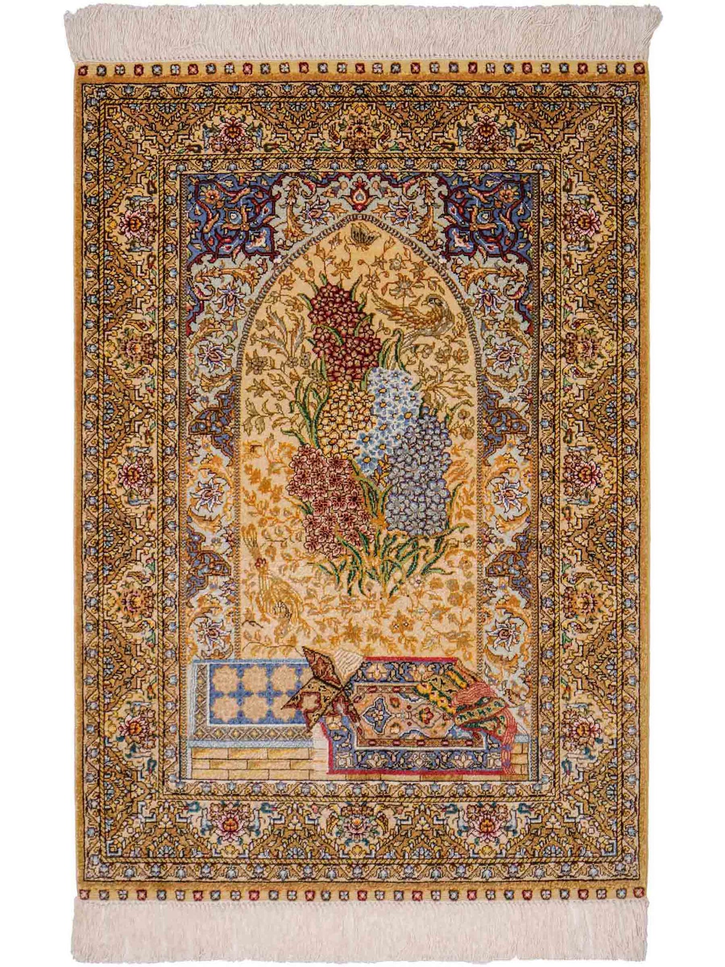 Sehr feiner, handgeknüpfter Khademi Orientteppich mit Ghom Design aus reiner Seide, gold, beige, blau. 93x63 cm. Vertrieb durch Jupiter Intl.