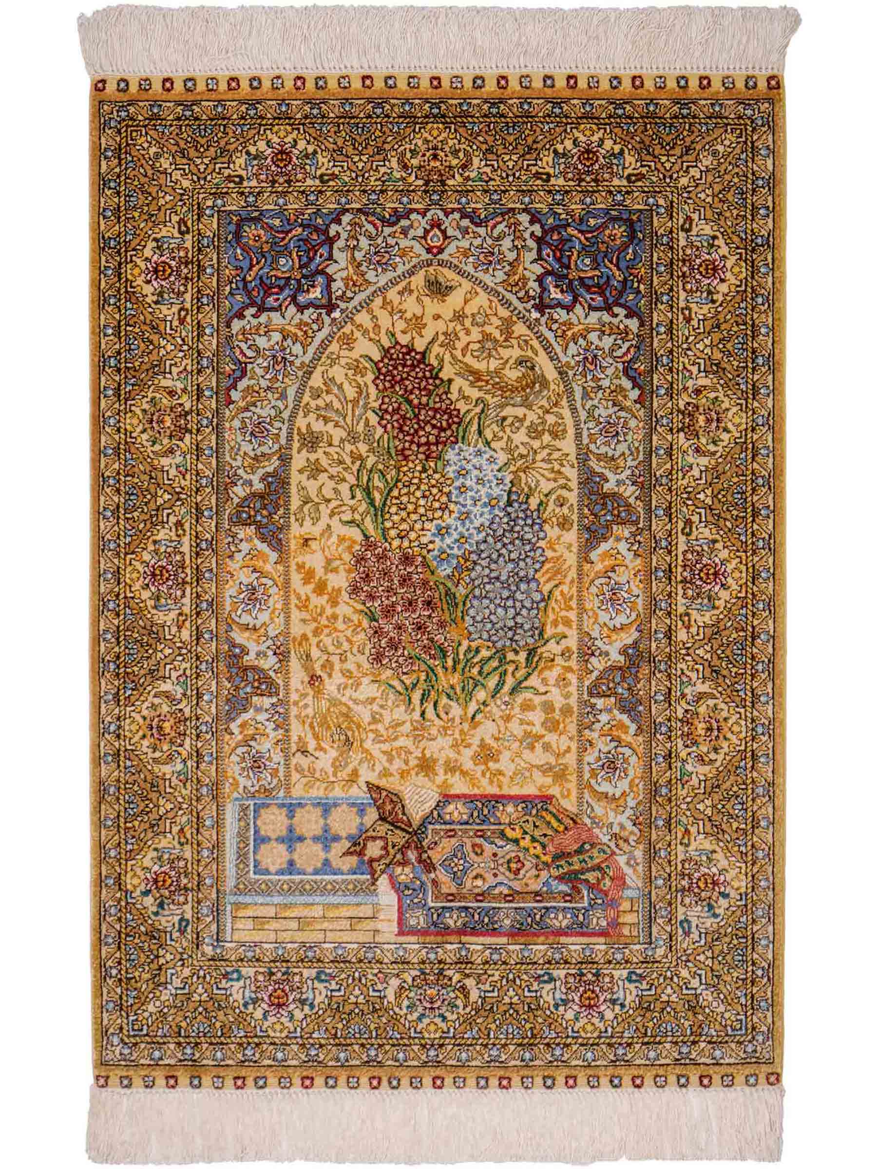 Sehr feiner, handgeknüpfter Khademi Orientteppich mit Ghom Design aus reiner Seide, gold, beige, blau. 93x63 cm. Vertrieb durch Jupiter Intl.