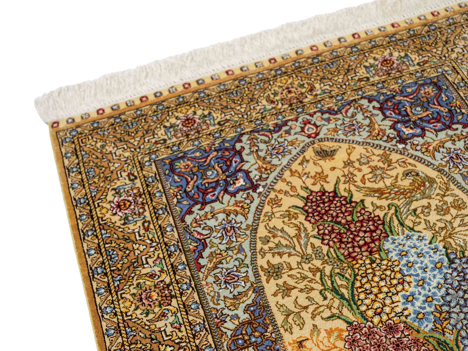 Sehr feiner, handgeknüpfter Khademi Orientteppich mit Ghom Design aus reiner Seide, gold, beige, blau. 93x63 cm. Vertrieb durch Jupiter Intl.