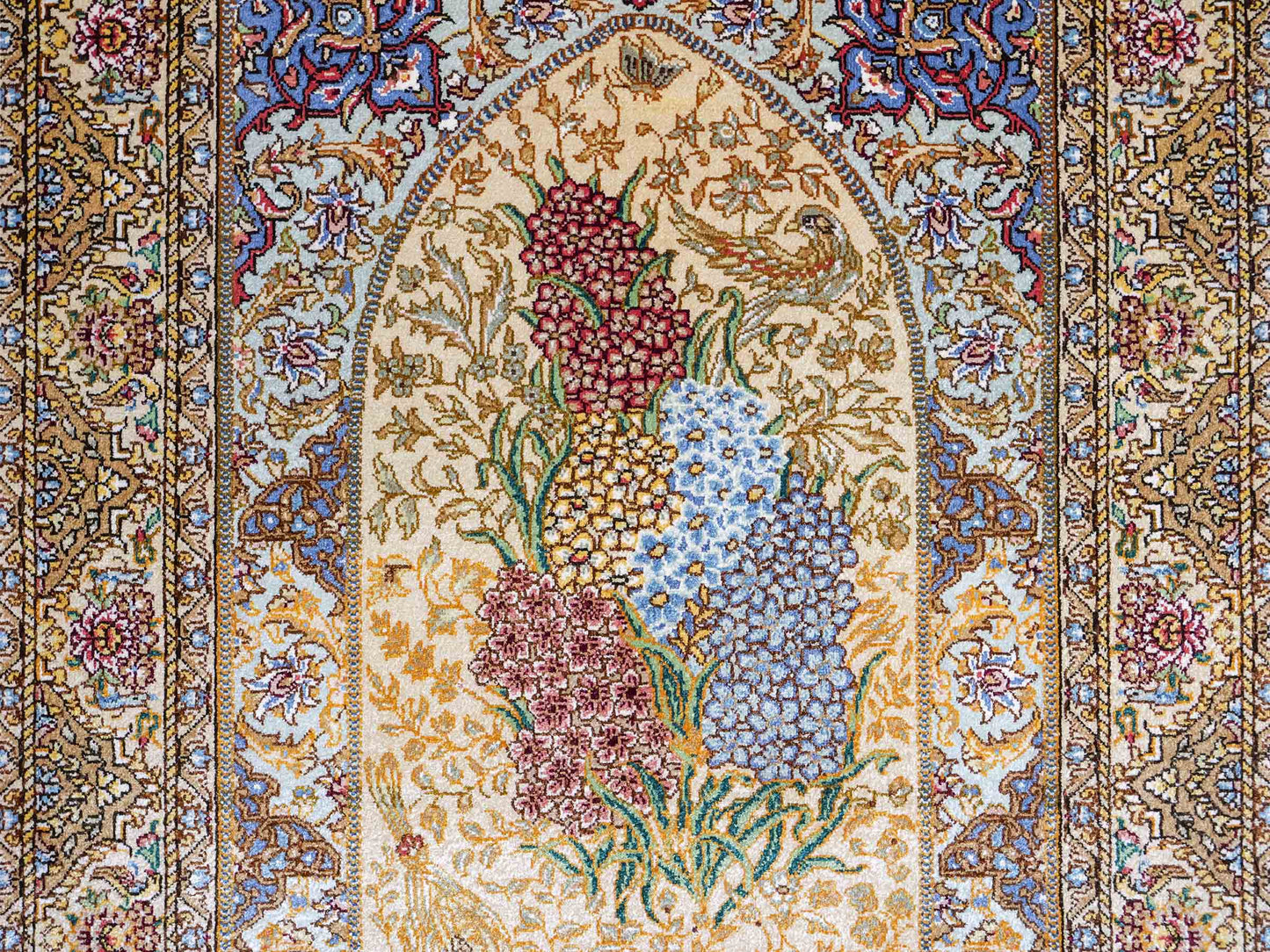 Sehr feiner, handgeknüpfter Khademi Orientteppich mit Ghom Design aus reiner Seide, gold, beige, blau. 93x63 cm. Vertrieb durch Jupiter Intl.